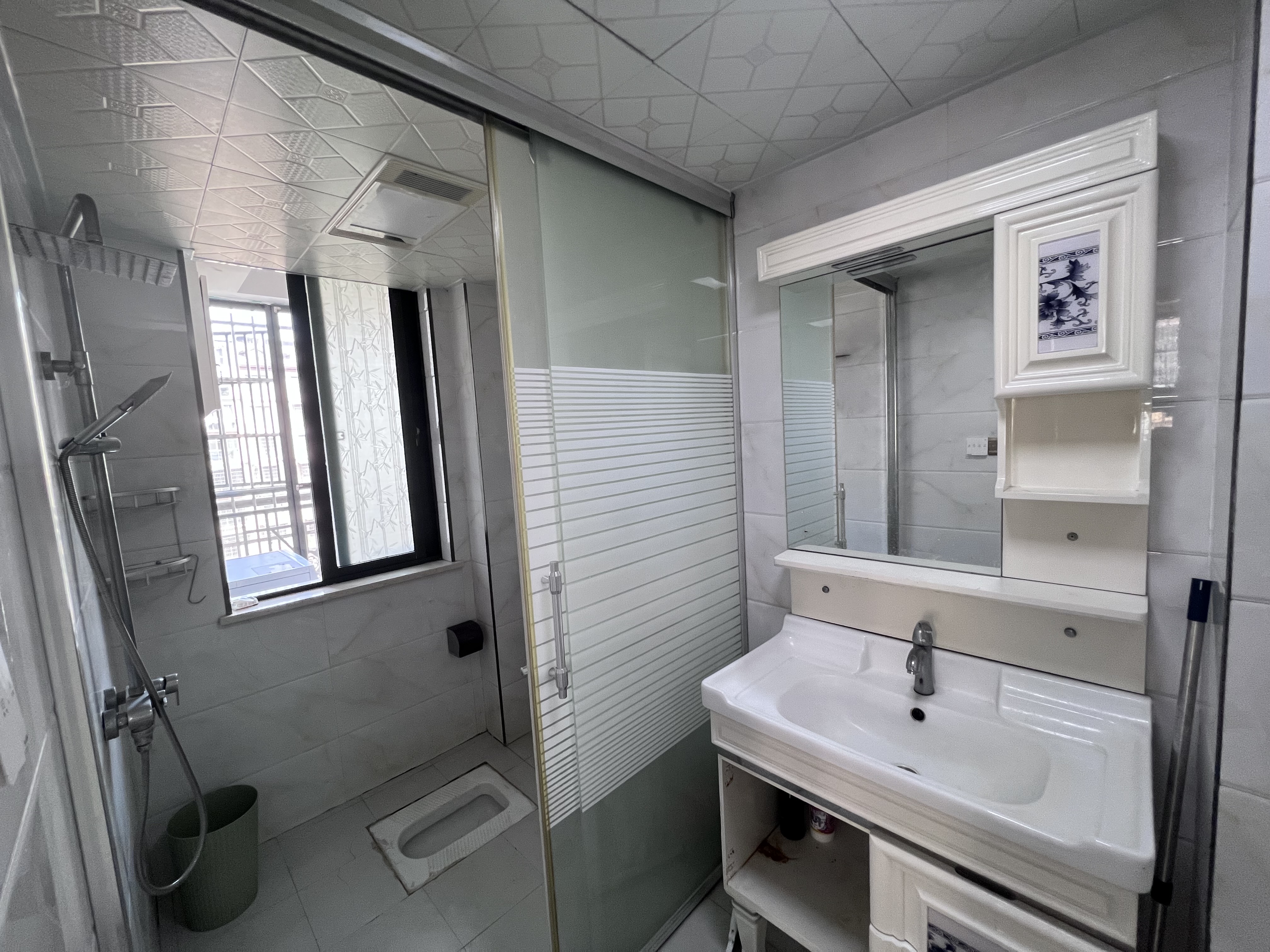 滨江花园  4室2厅2卫    68.8万卫生间