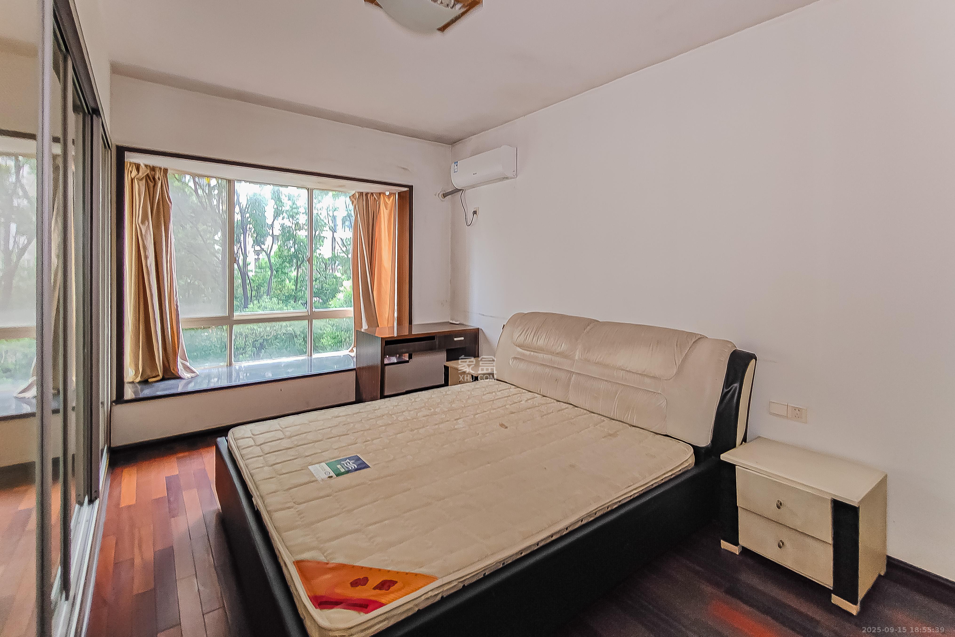 一心花苑  4室2厅2卫    175.0万卧室