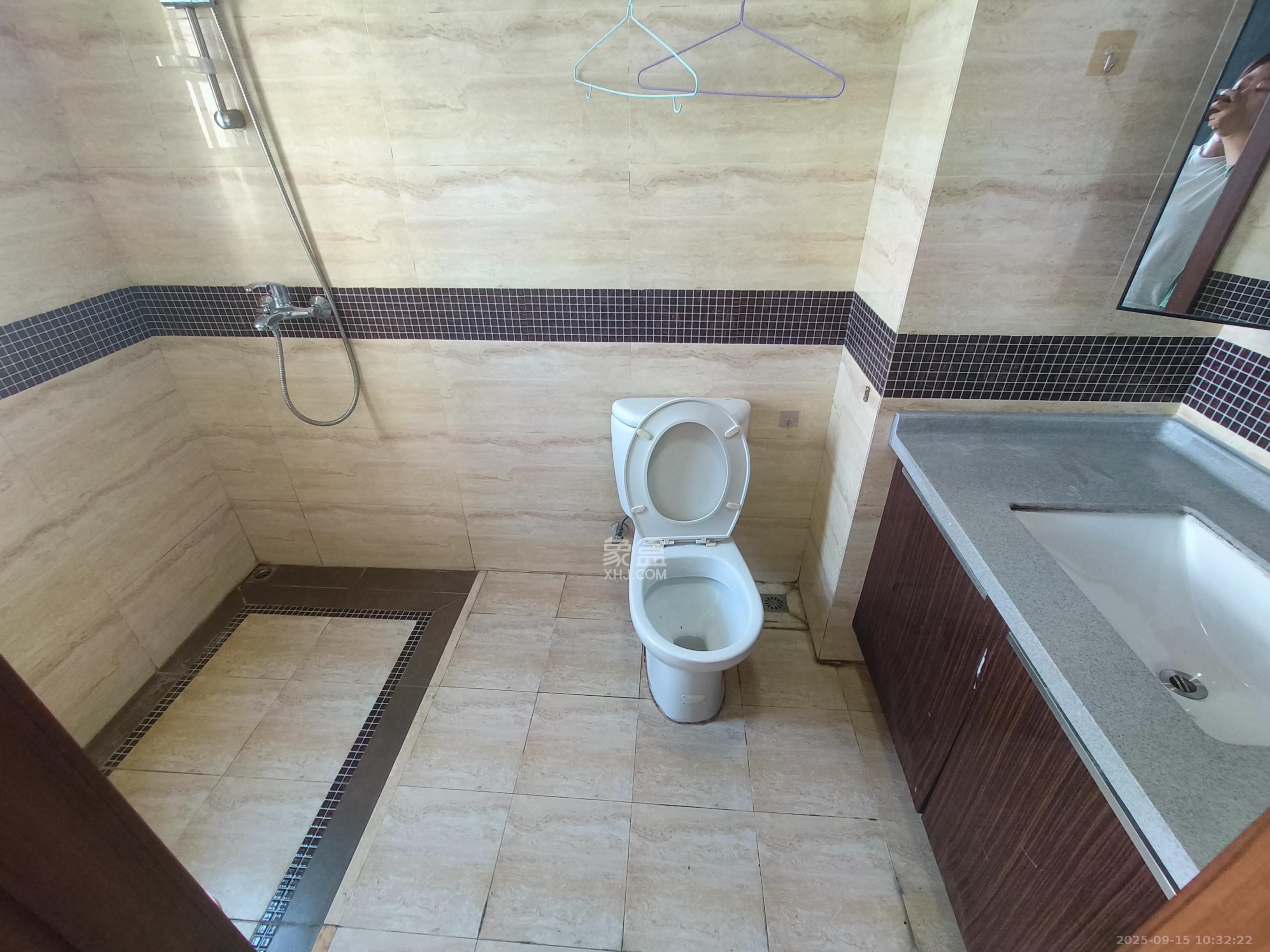 万科城  1室2厅1卫    2400.0元/月室内图