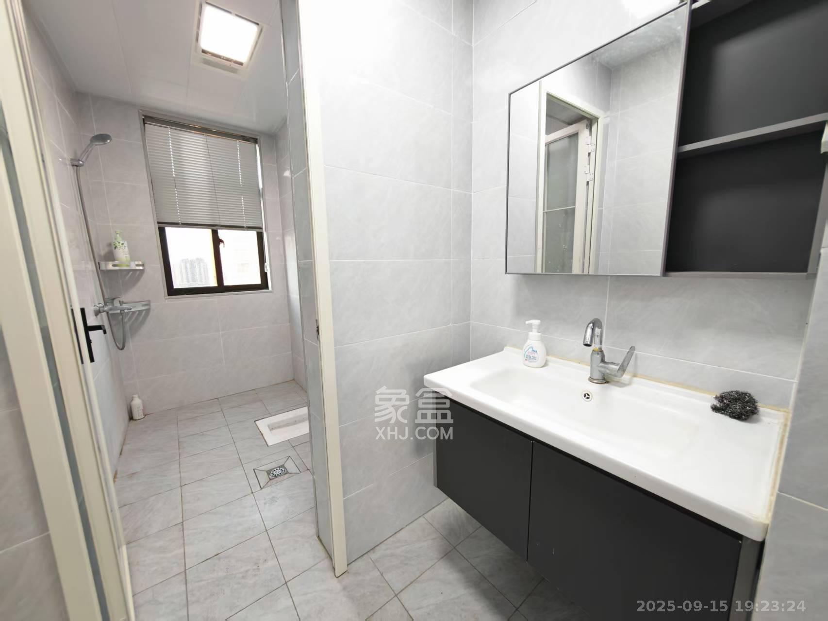 德润小区(丰升德润小区) 3室2厅2卫 2600.0元/月 德润小区(丰升德润小区) 3室2厅2卫 2600.0元/月室内图