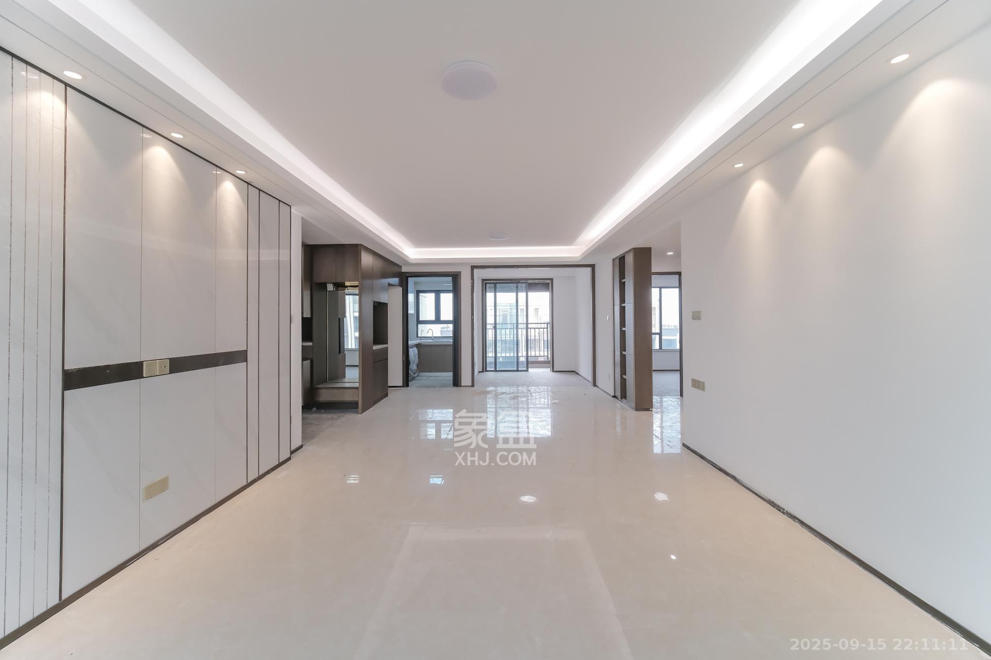 荣盛城  3室2厅2卫    105.8万客厅