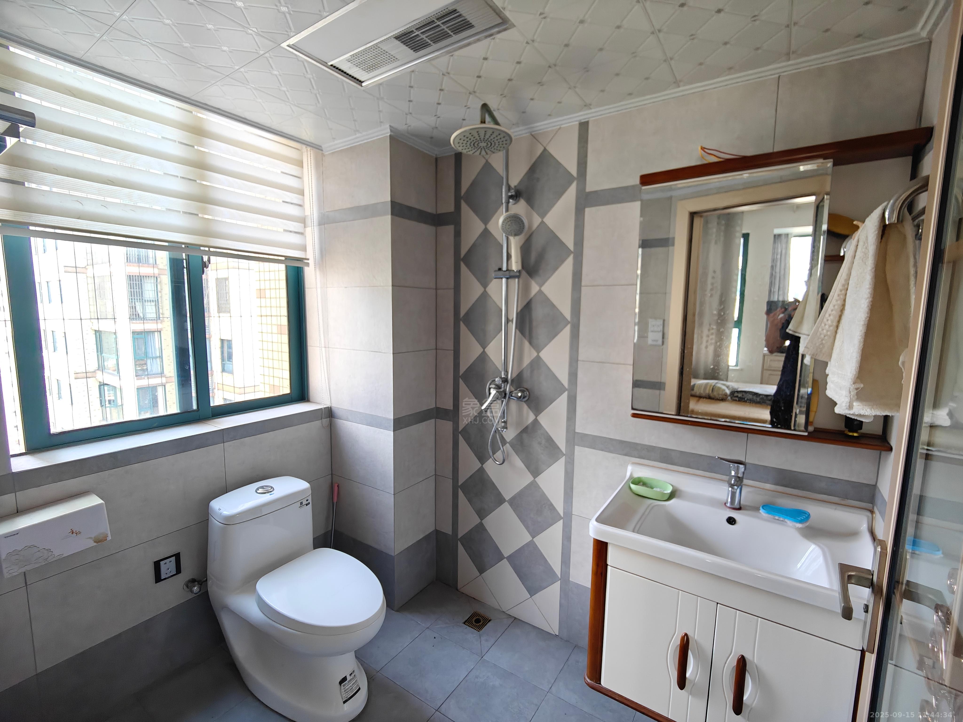 湖景名城  3室2厅2卫    2300.0元/月 湖景名城  3室2厅2卫    2300.0元/月室内图