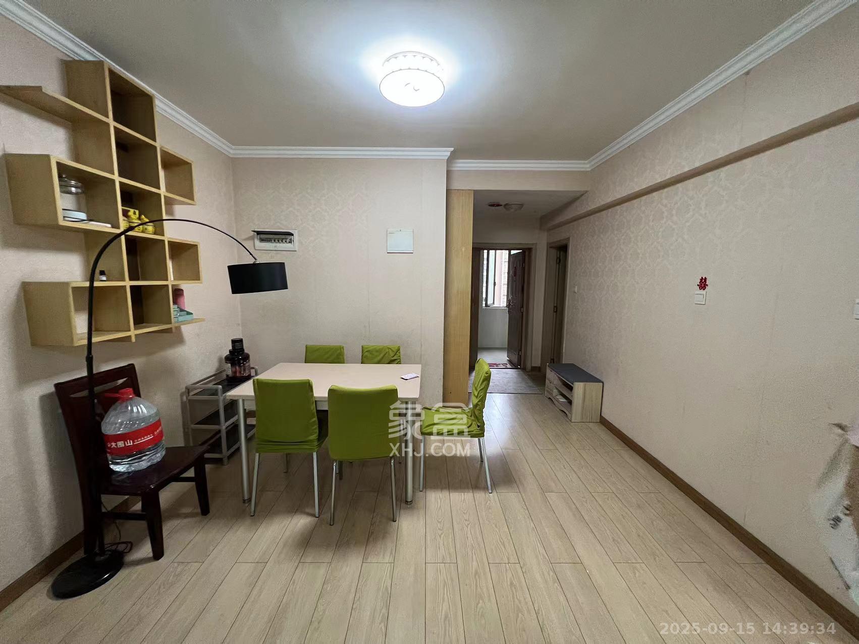 新城新世界一二三期  2室2厅1卫    2400.0元/月室内图