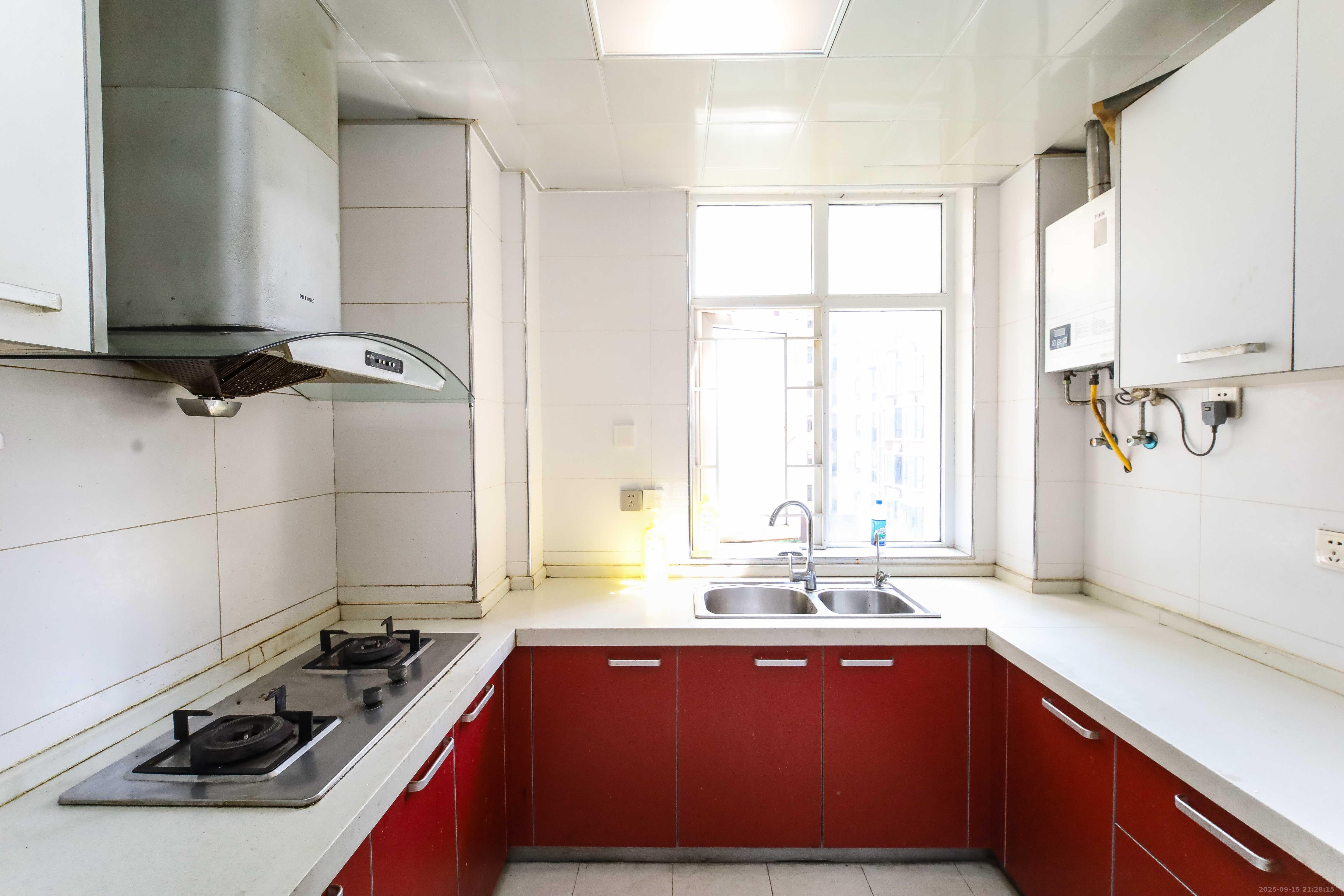 泊爱蓝湾  3室2厅2卫    130.0万厨房