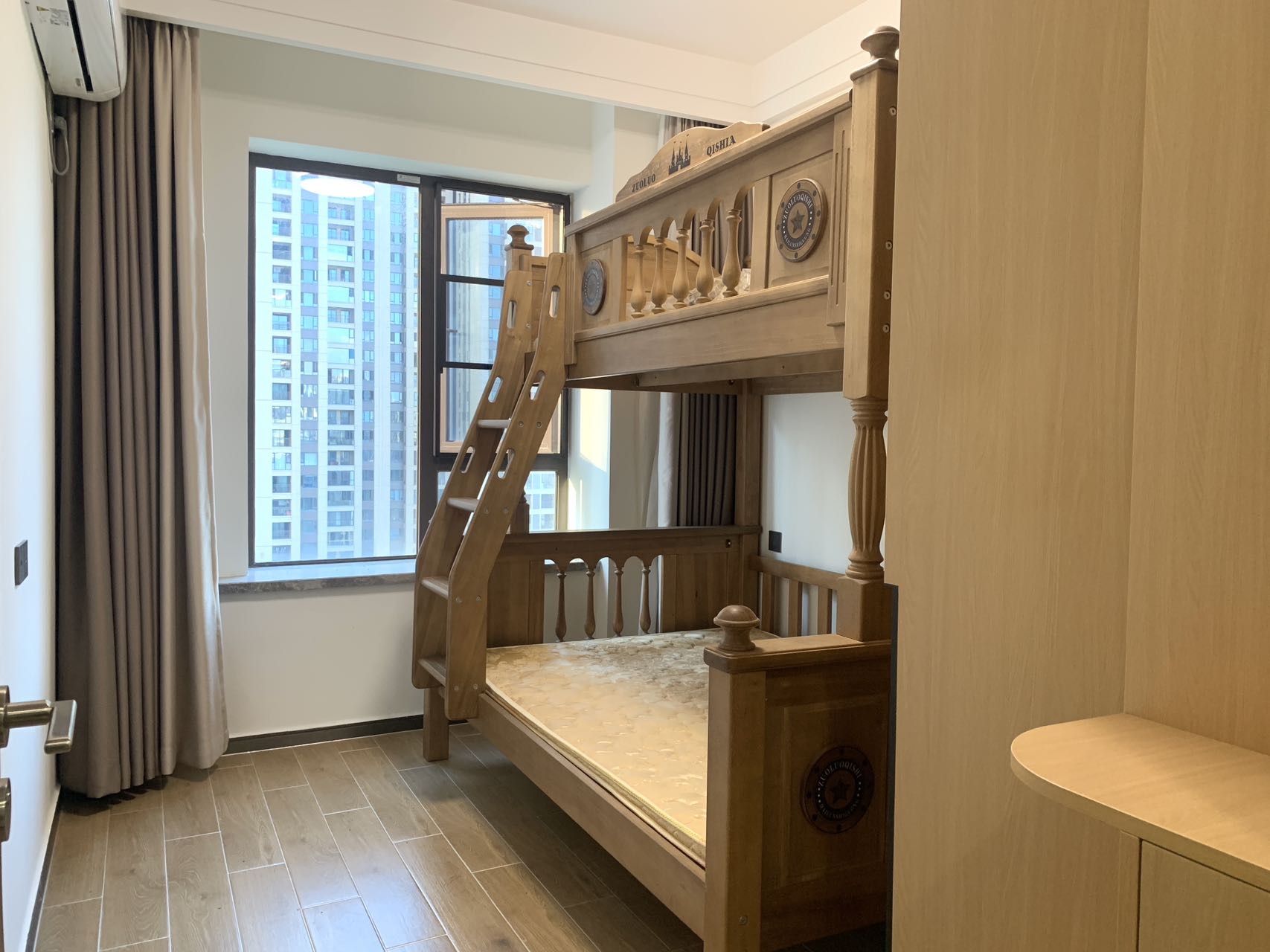 海航豪庭南苑 3室2厅1卫 275.0万 海航豪庭南苑 3室2厅1卫 275.0万客厅