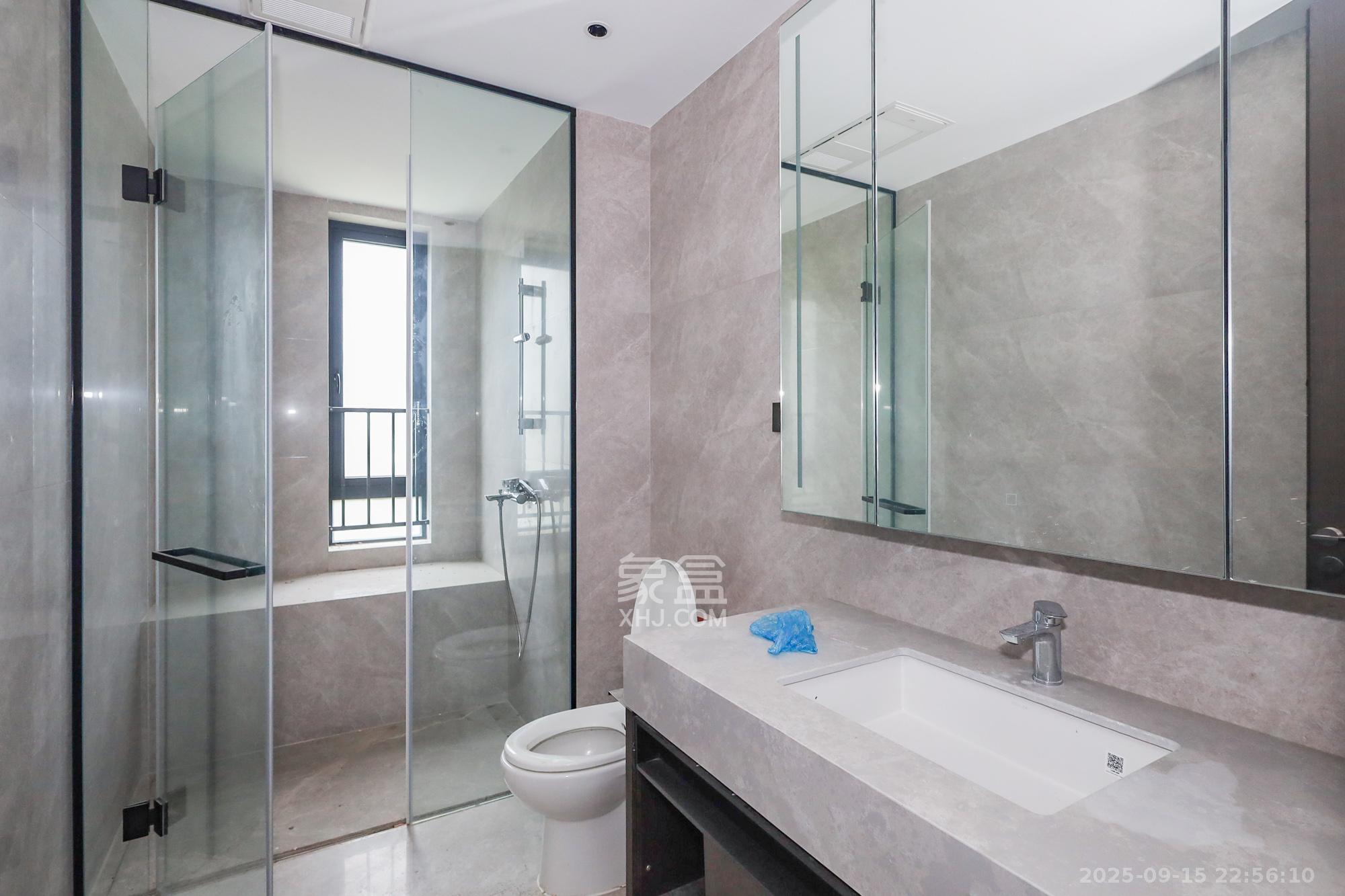 万科森林公园  4室2厅3卫    450.0万卫生间