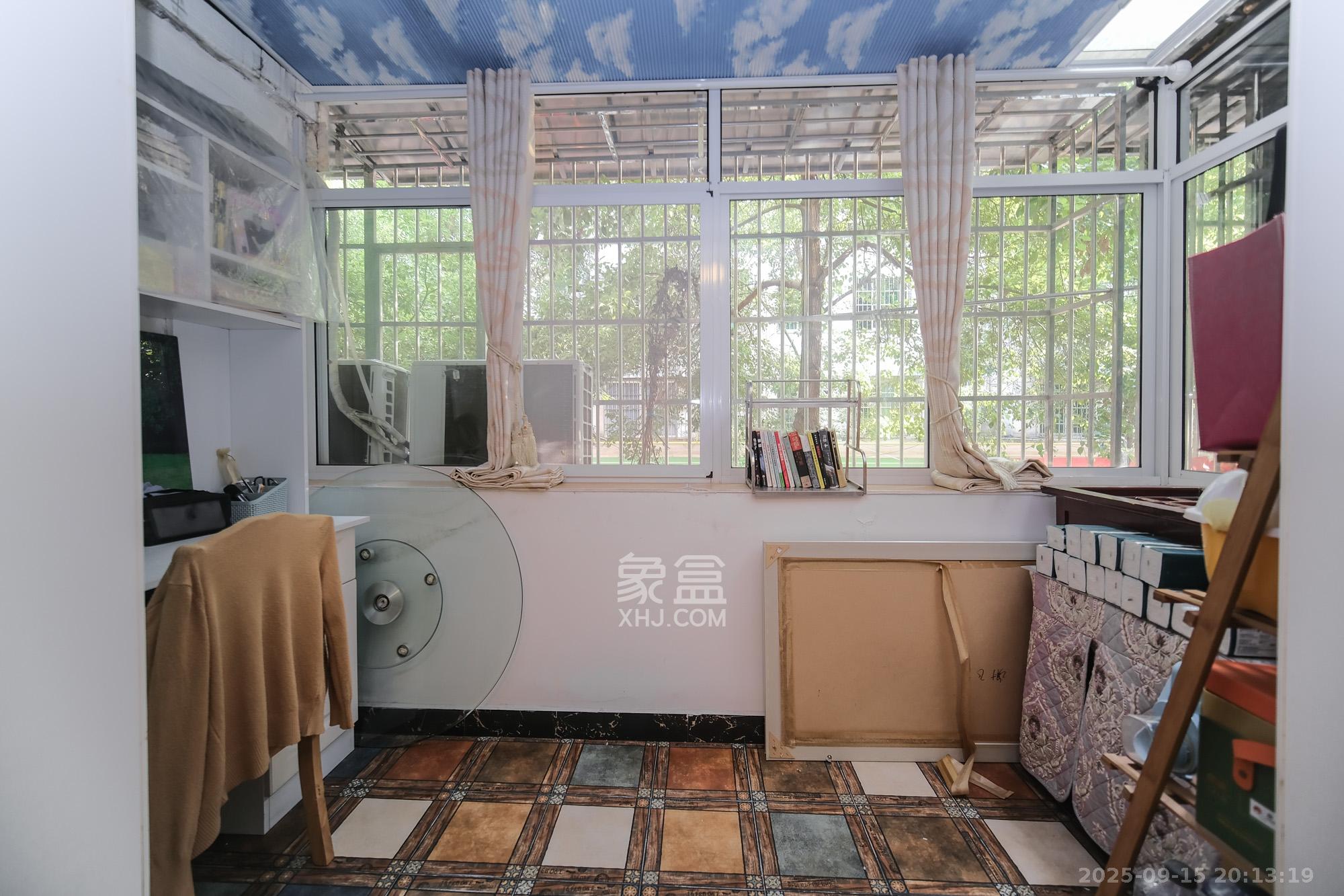 中南汽车世界  2室2厅1卫    37.8万 中南汽车世界  2室2厅1卫    37.8万阳台