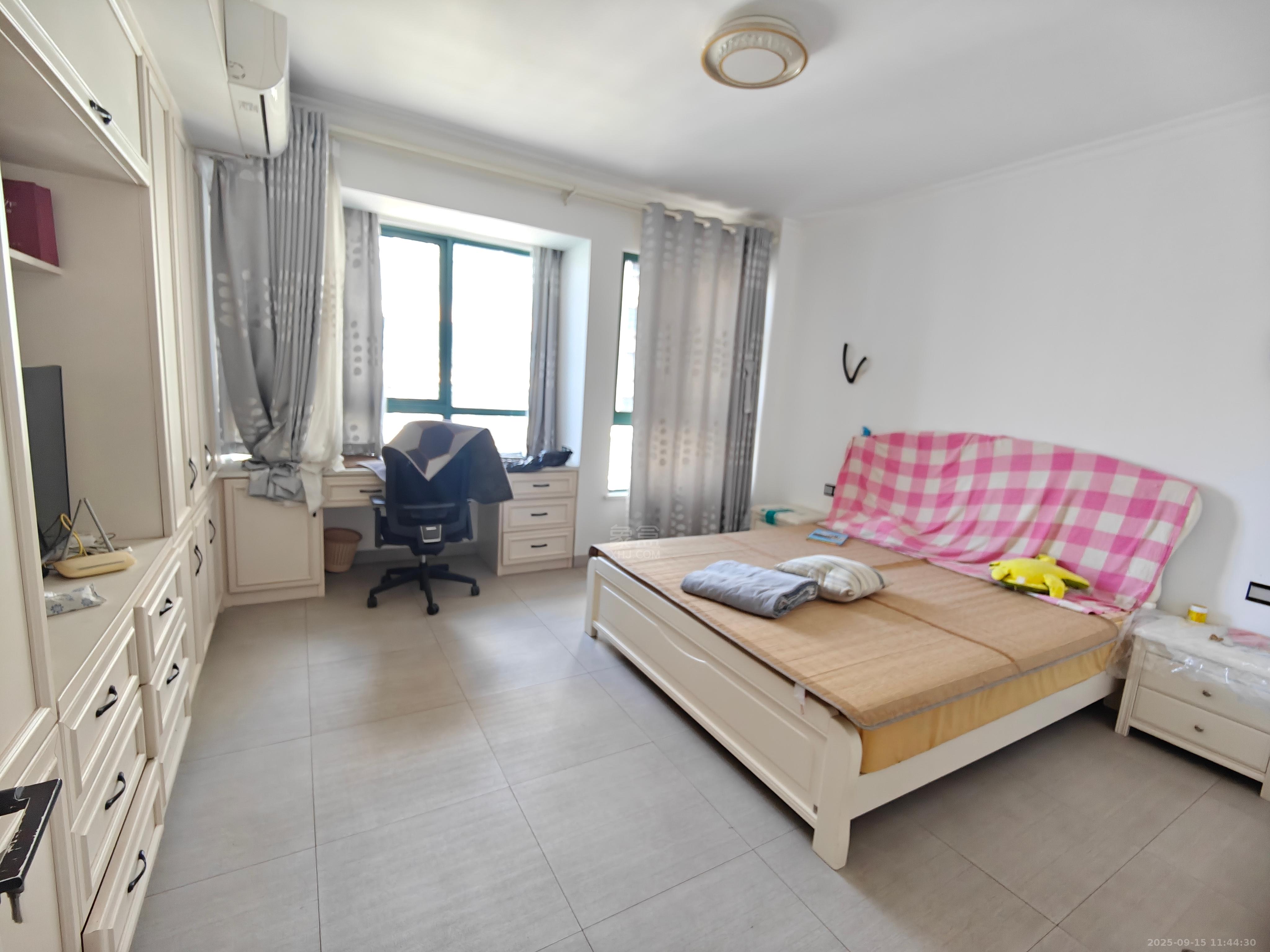 湖景名城  3室2厅2卫    2300.0元/月 湖景名城  3室2厅2卫    2300.0元/月室内图1