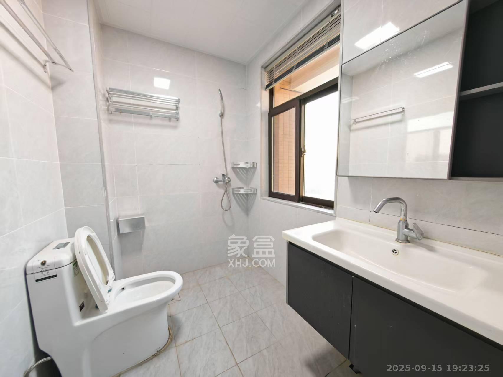 德润小区(丰升德润小区) 3室2厅2卫 2600.0元/月 德润小区(丰升德润小区) 3室2厅2卫 2600.0元/月室内图