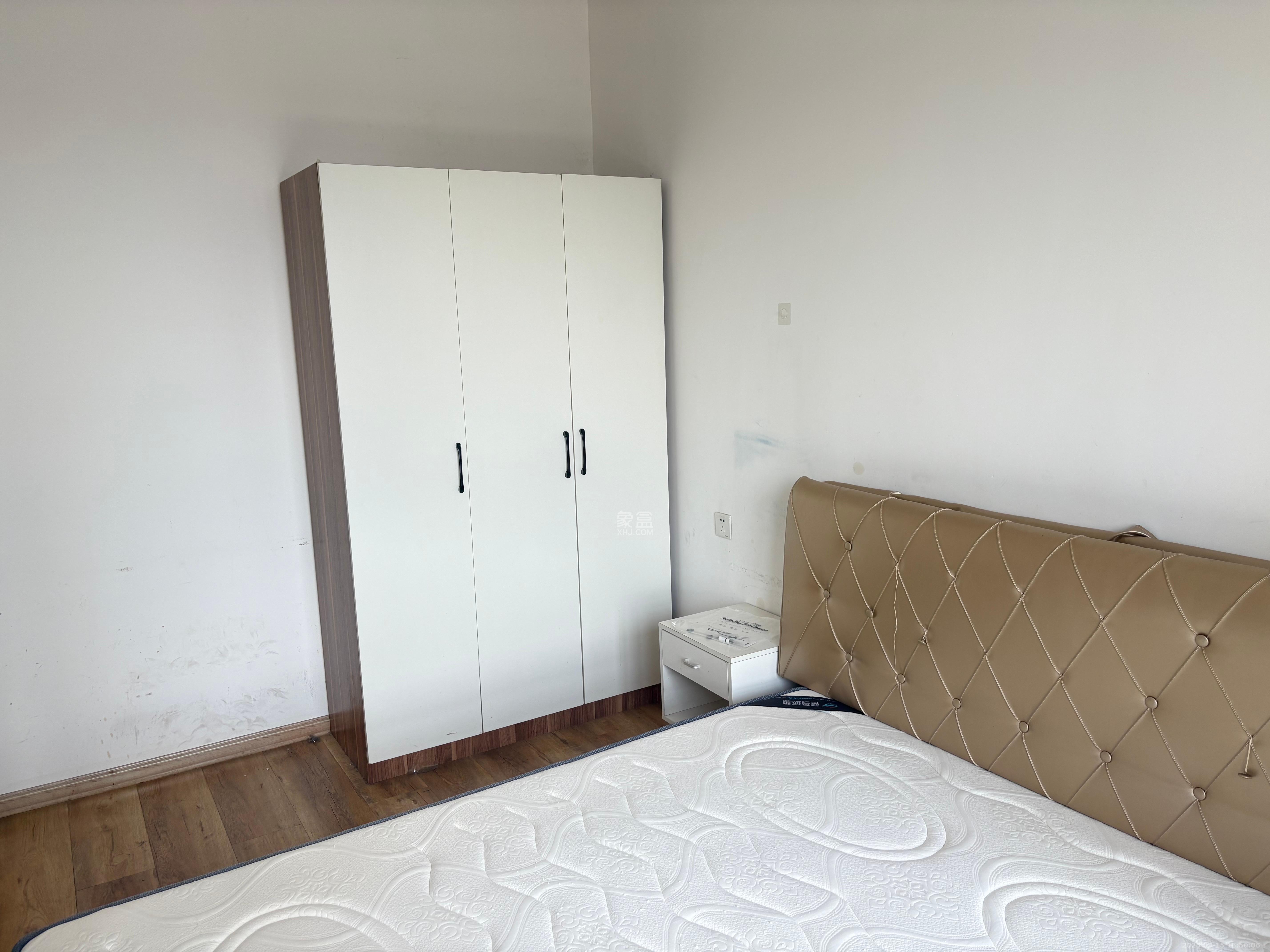 荣泰广场 3室2厅1卫 2400.0元/月 荣泰广场 3室2厅1卫 2400.0元/月室内图