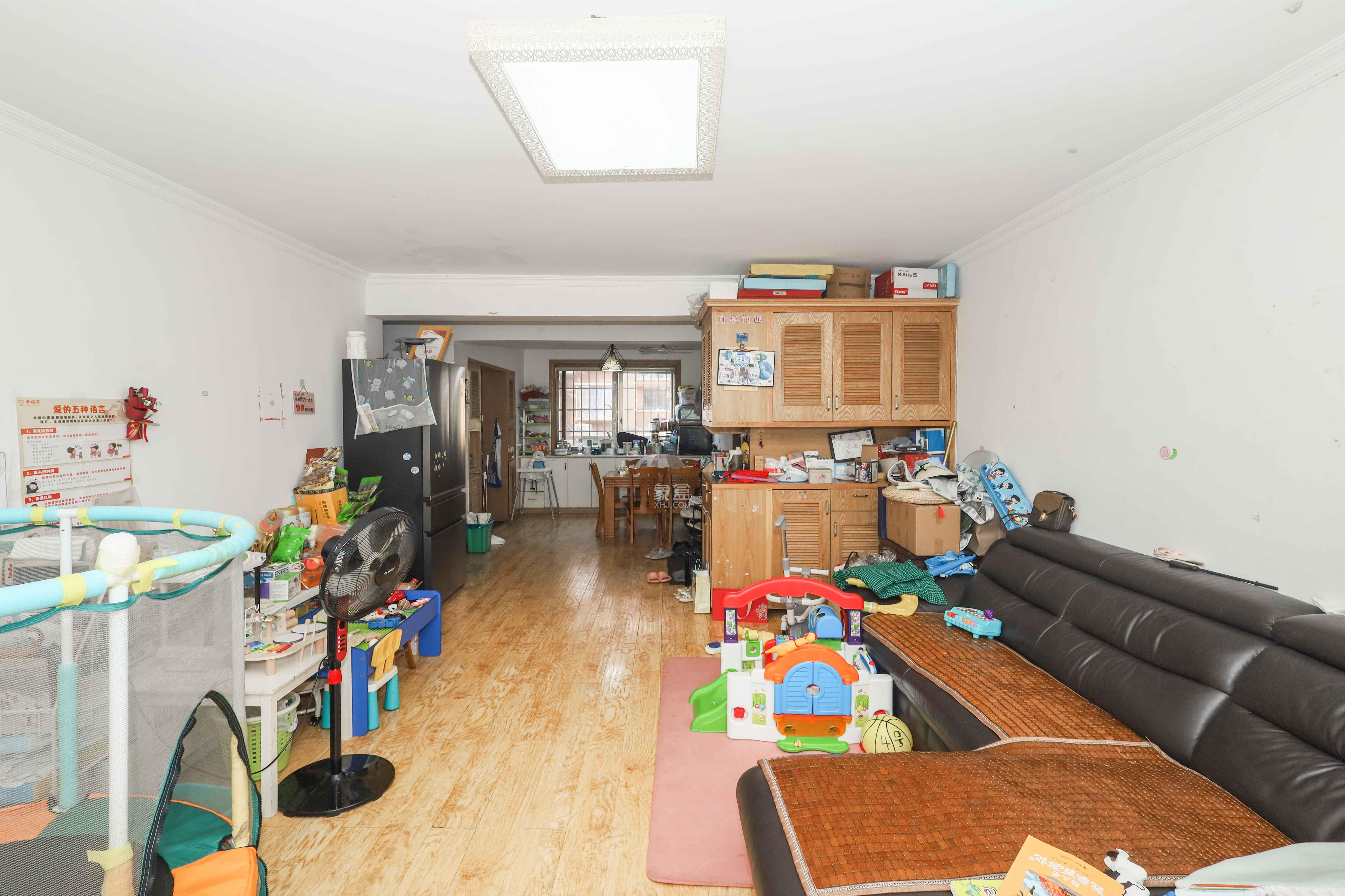 涉外花园  3室2厅2卫    72.0万客厅