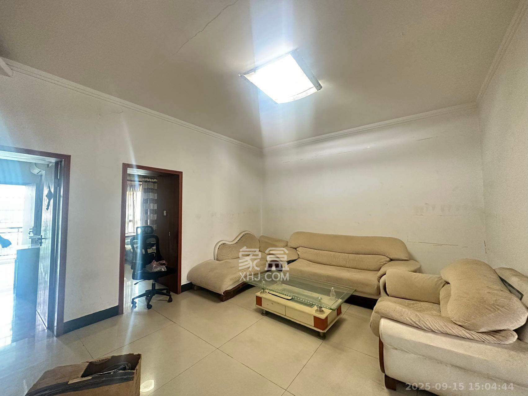 中南汽车世界 2室2厅1卫 1100.0元/月 中南汽车世界 2室2厅1卫 1100.0元/月室内图