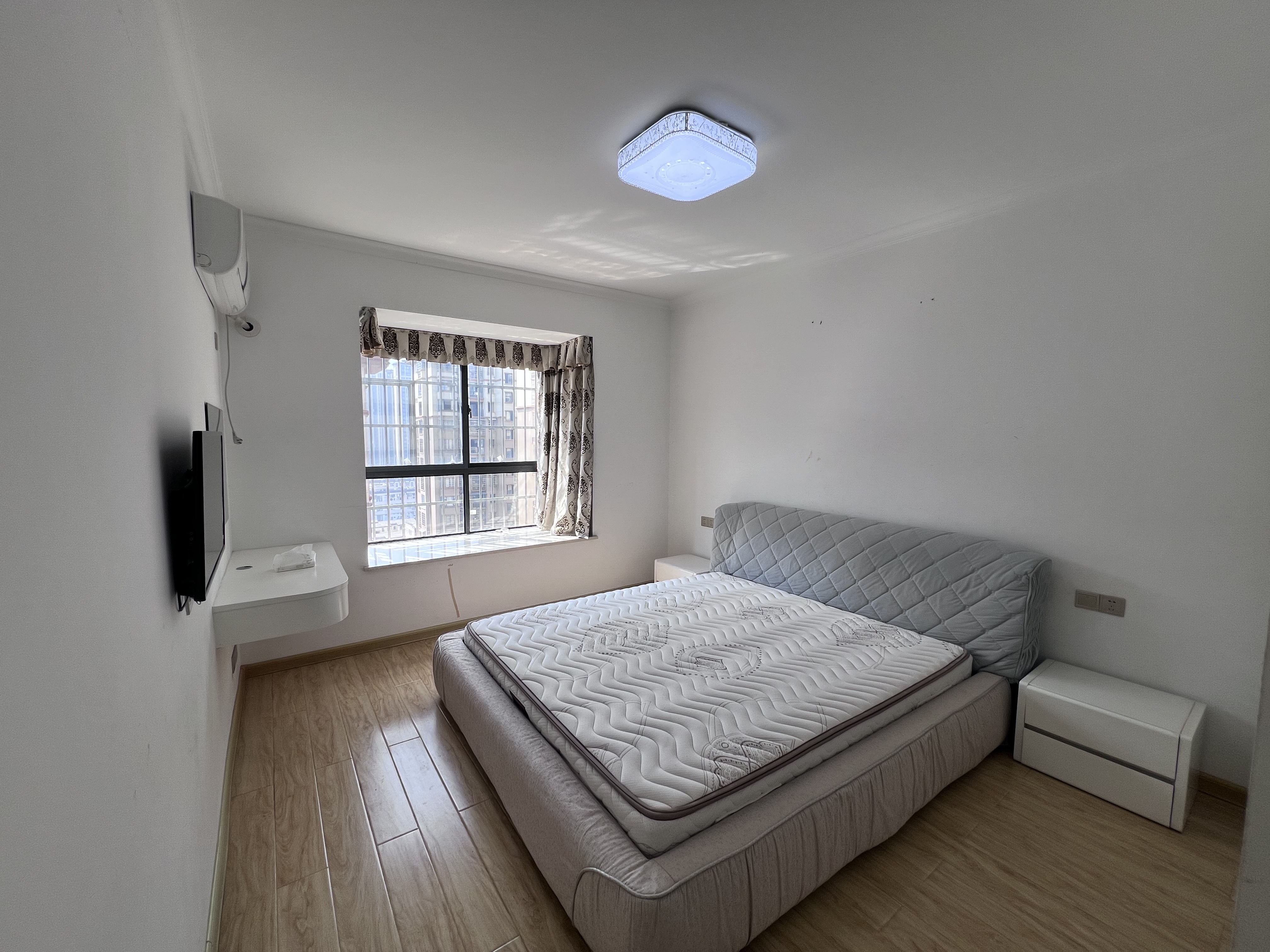 滨江花园  4室2厅2卫    68.8万卧室