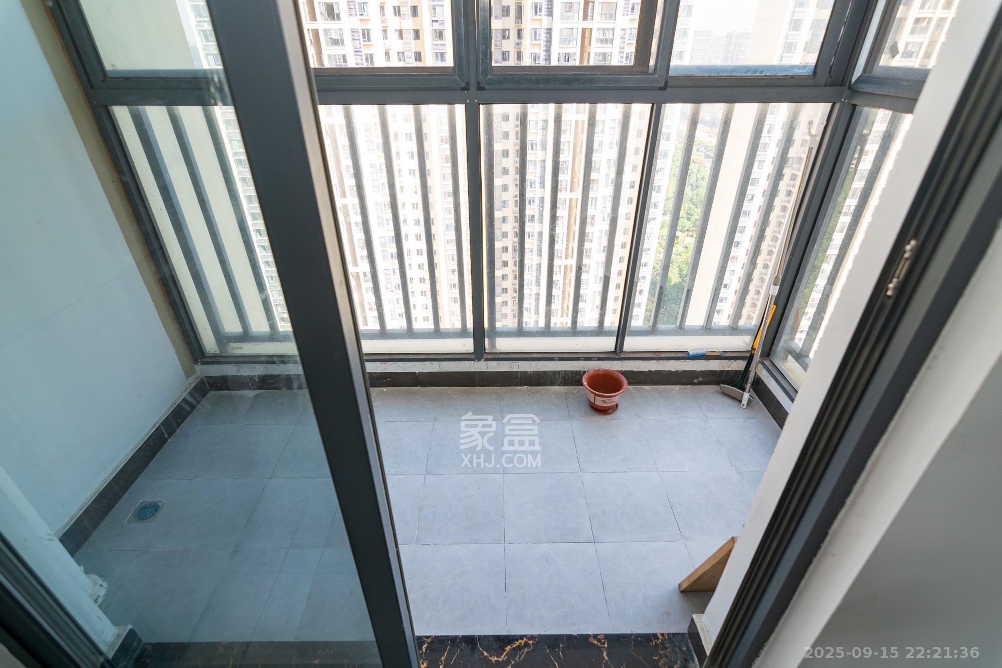 中粮鸿云  3室2厅2卫    60.0万阳台