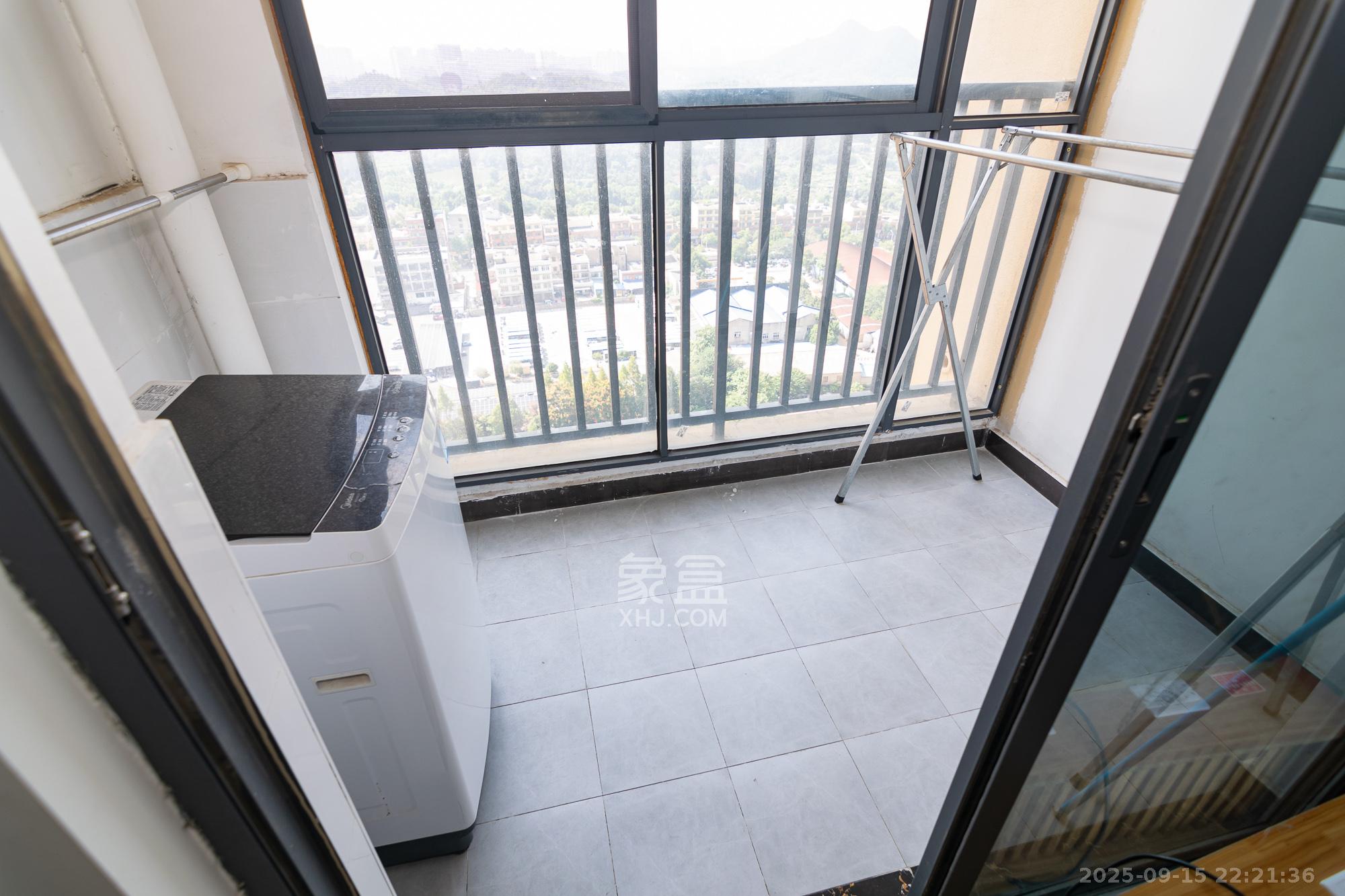 中粮鸿云 3室2厅2卫 60.0万 中粮鸿云 3室2厅2卫 60.0万阳台