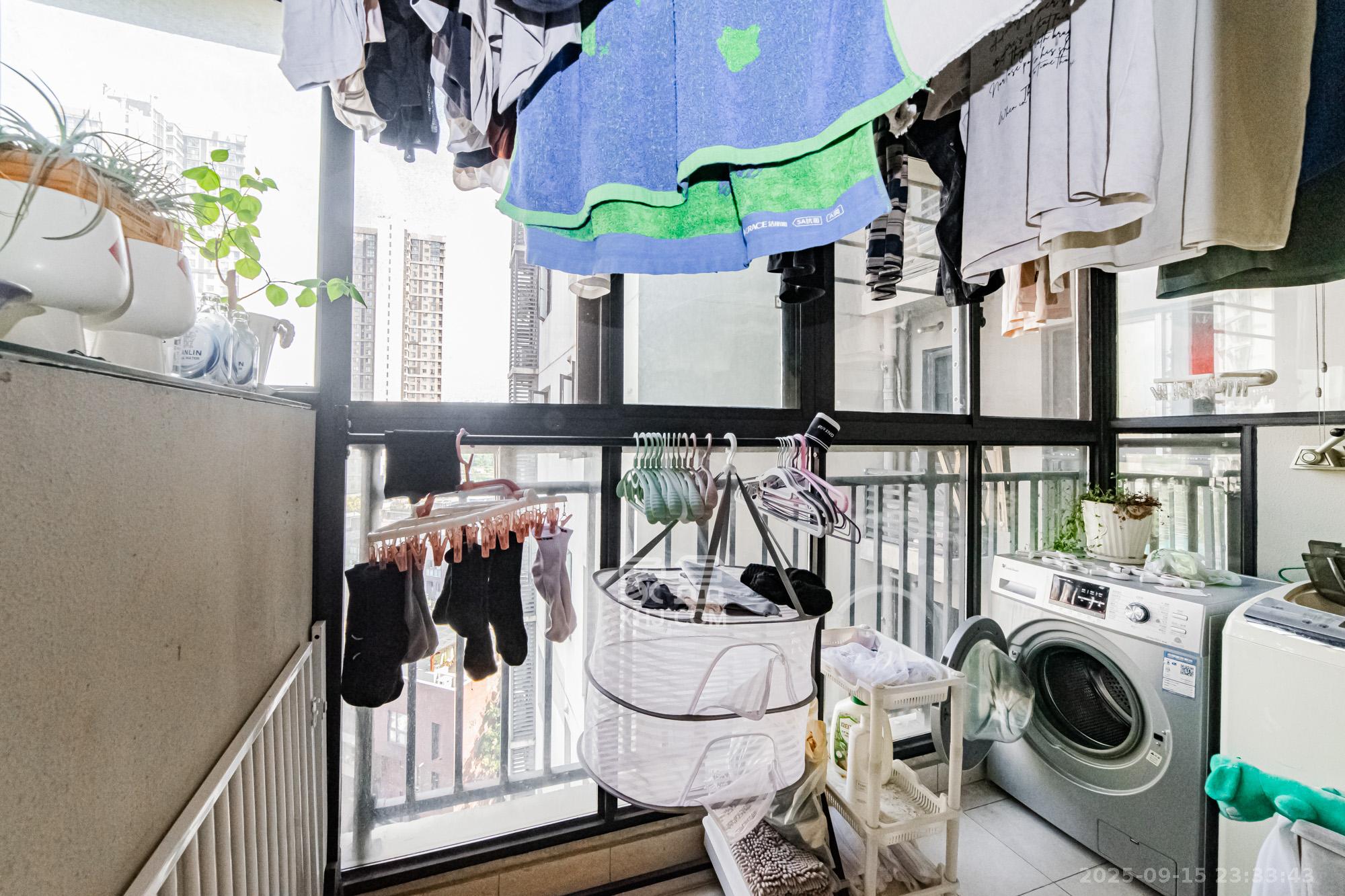 万科城 3室2厅2卫 82.0万 万科城 3室2厅2卫 82.0万阳台