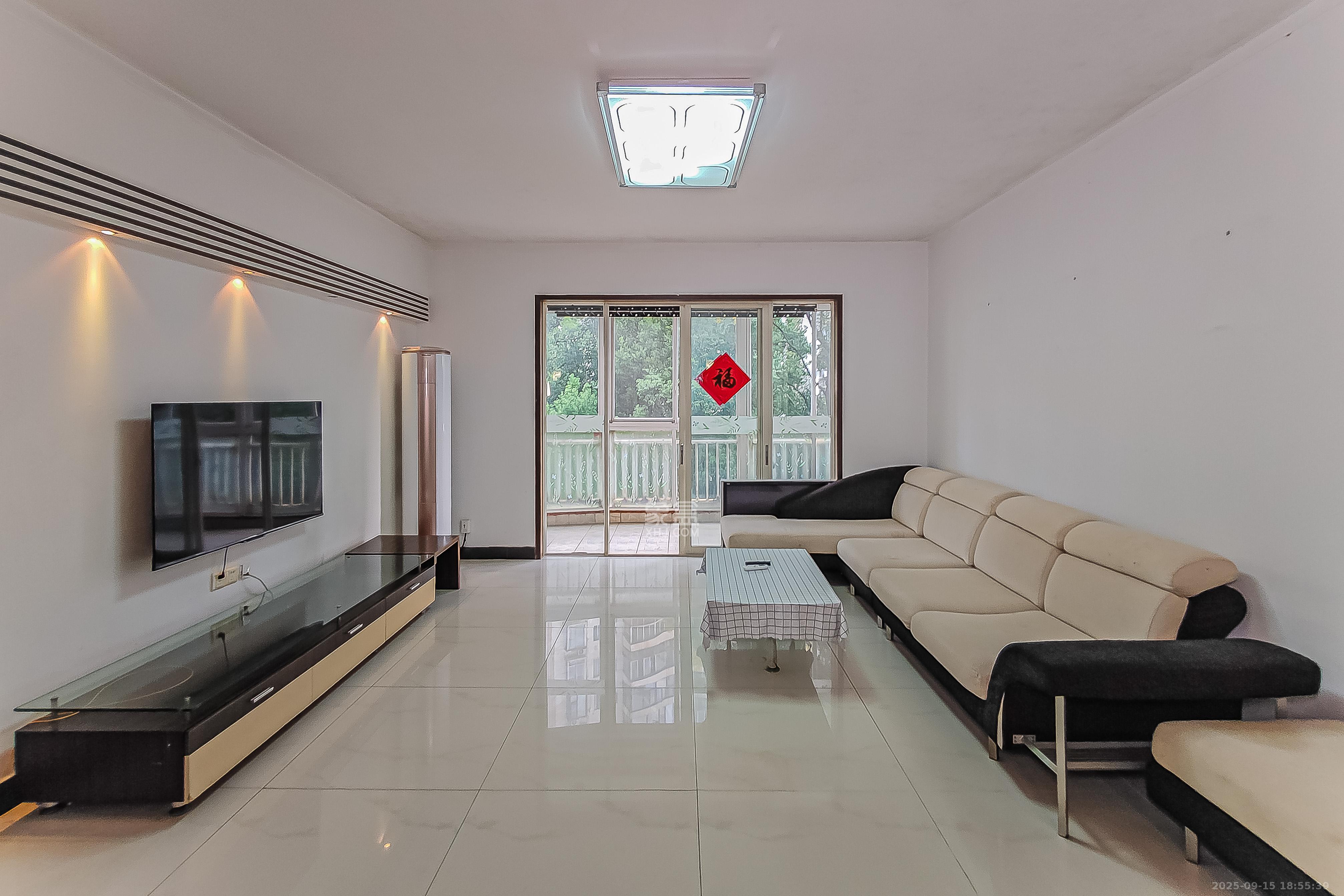 一心花苑  4室2厅2卫    175.0万客厅