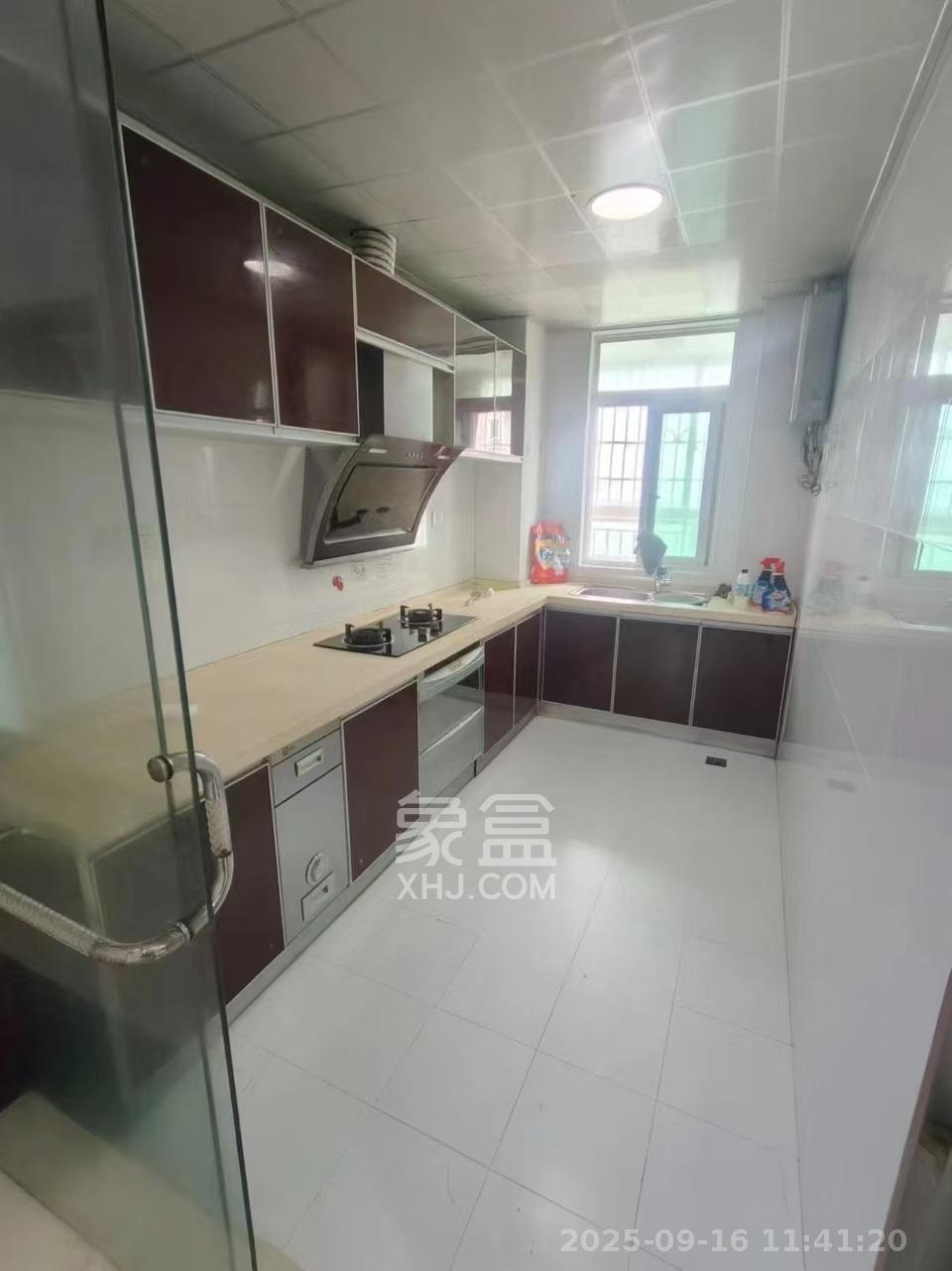 麓谷加州阳光  3室2厅2卫    2600.0元/月室内图