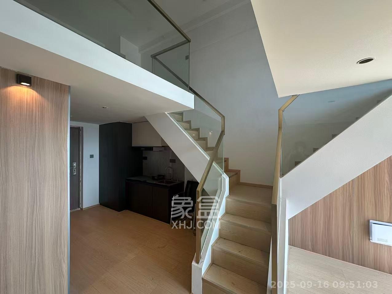 绿地商务广场  1室1厅1卫    2000.0元/月室内图