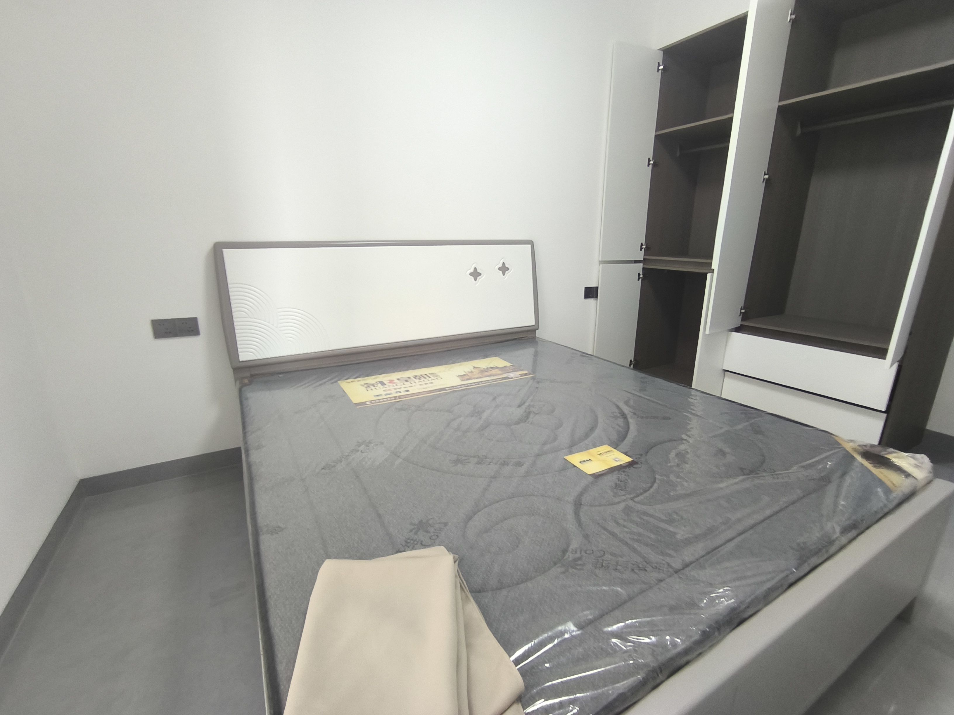 互助小区电梯房 1室0厅0卫 2000.0元/月 互助小区电梯房 1室0厅0卫 2000.0元/月室内图