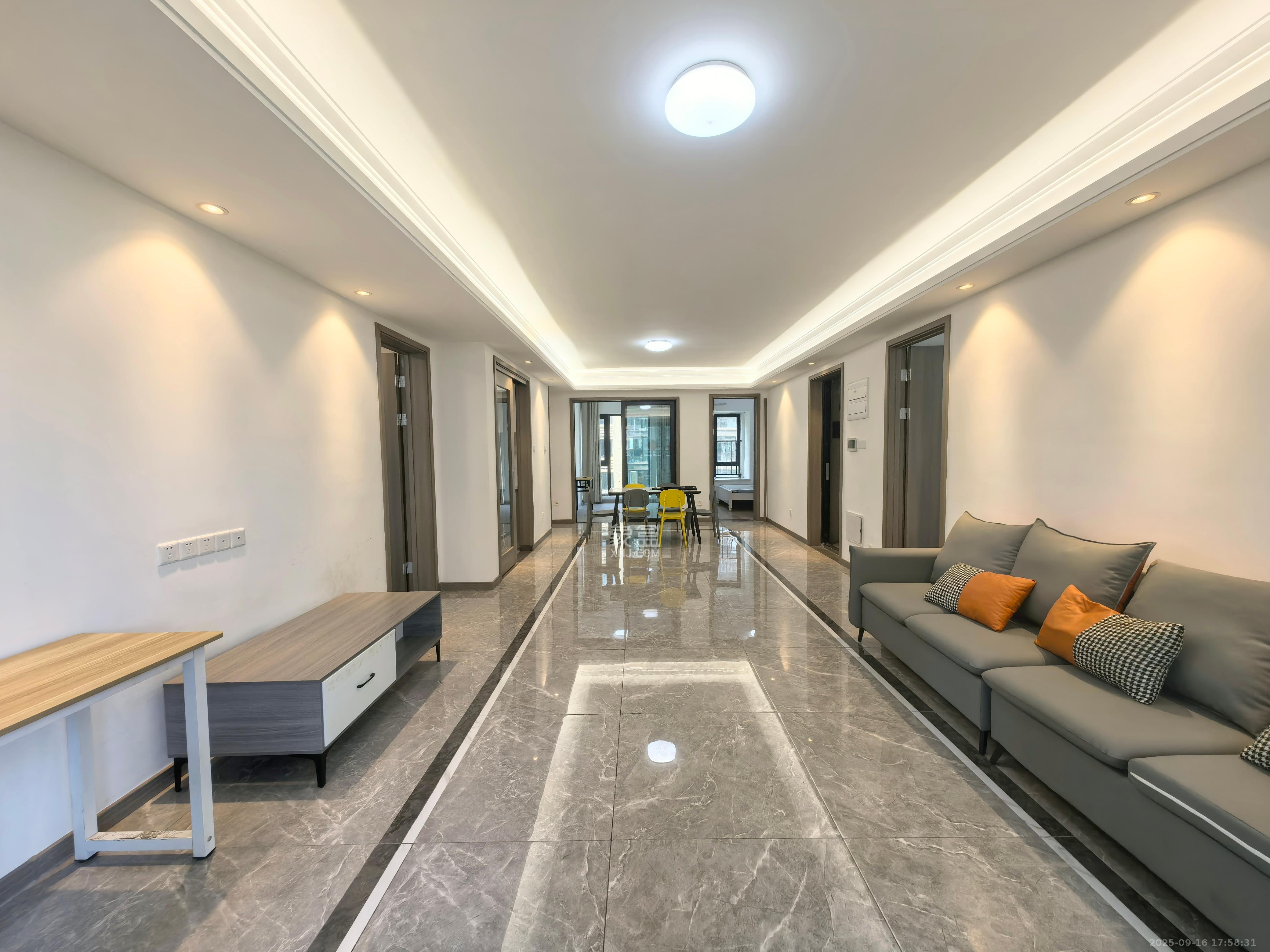 越秀亲爱里  5室2厅2卫    3280.0元/月室内图