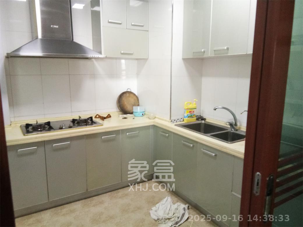 阳光100二期  3室2厅2卫    2600.0元/月室内图