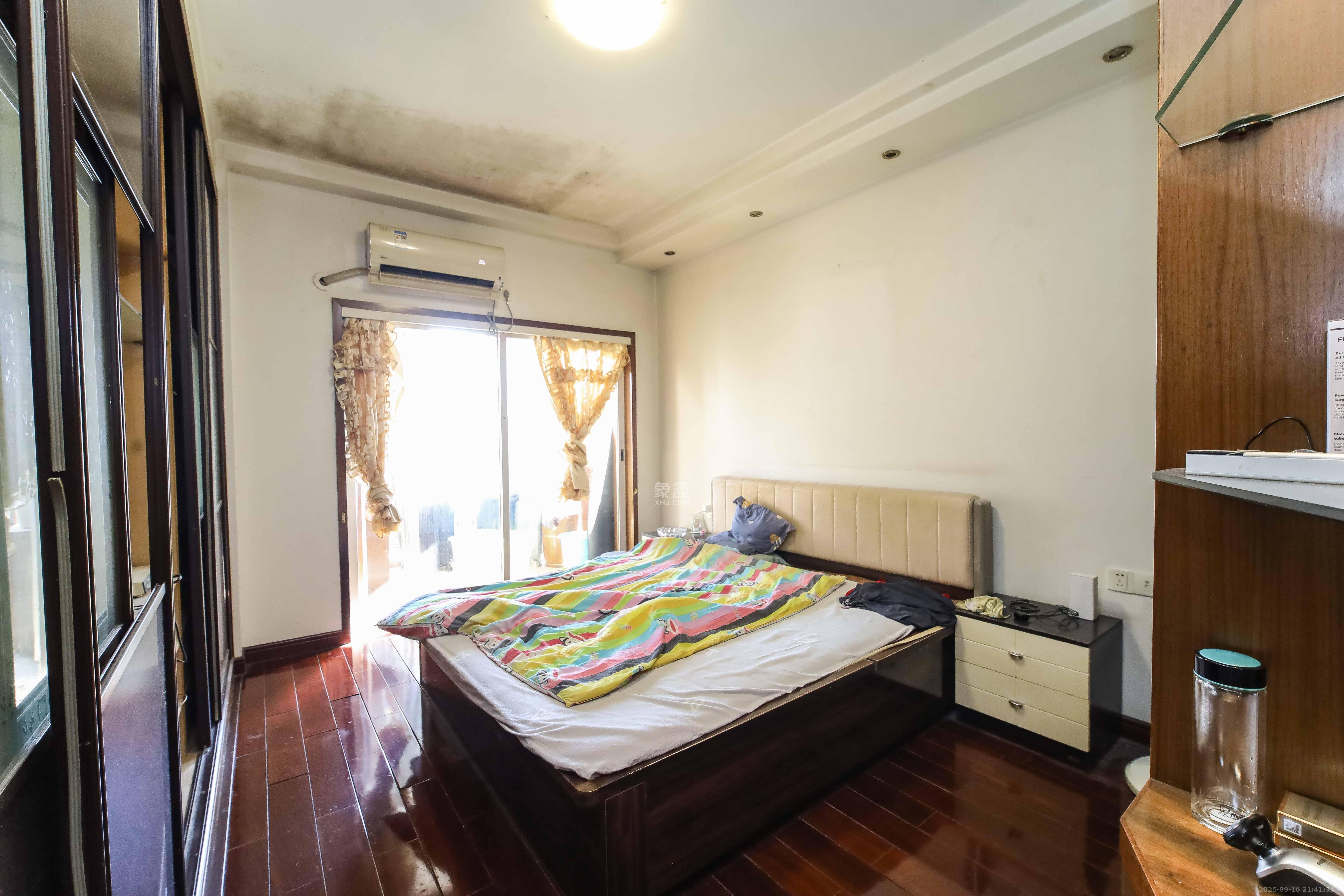 康欣园 3室2厅2卫 88.0万 康欣园 3室2厅2卫 88.0万卧室