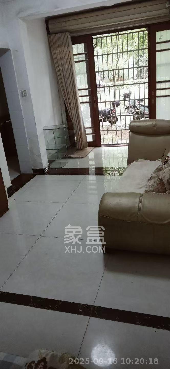 增辉凯旋帝景  4室1厅2卫   2300.00元/月室内图