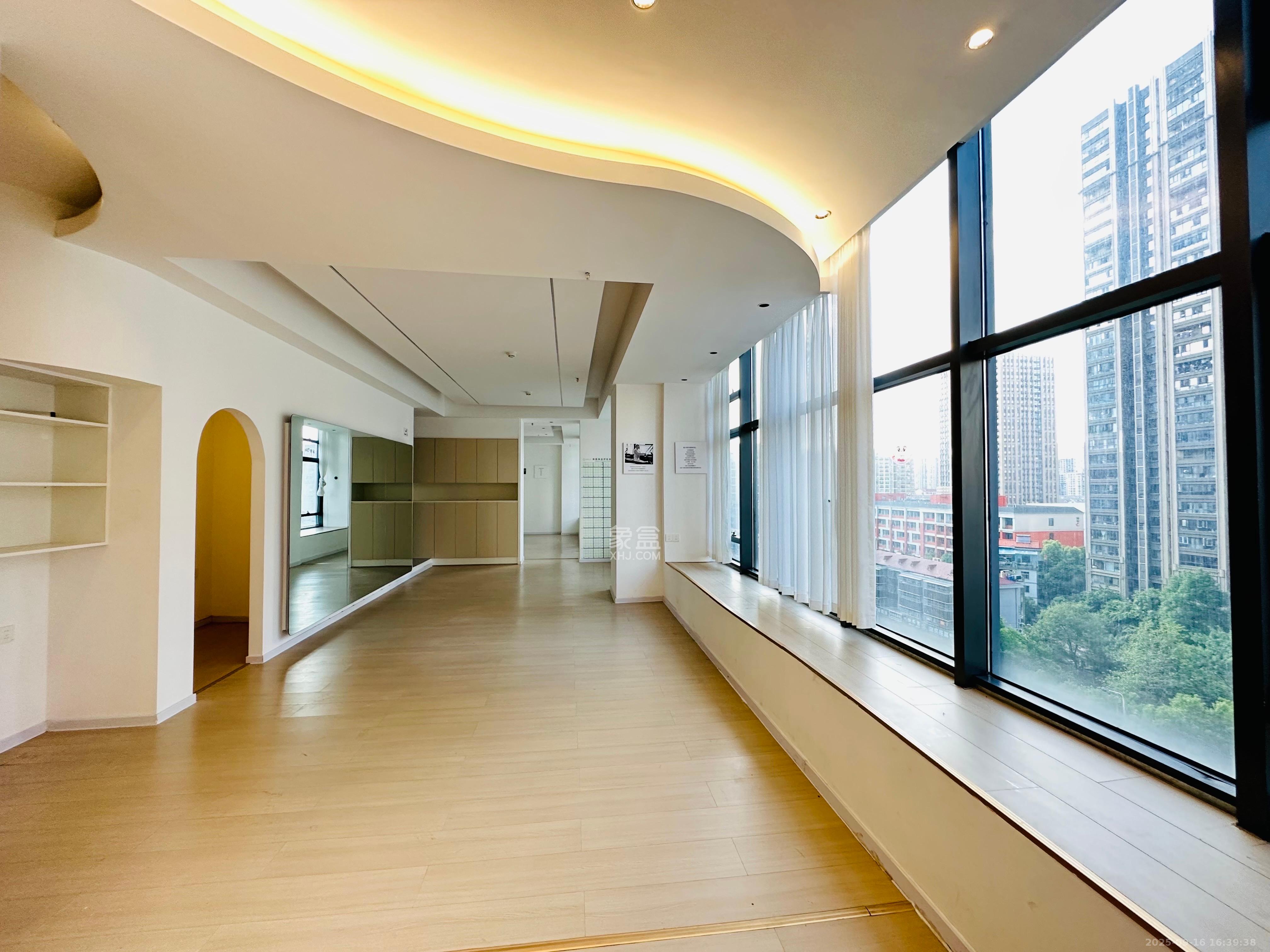 龙湖铂金岛  1室1厅1卫    12000.0元/月 龙湖铂金岛  1室1厅1卫    12000.0元/月室内图1