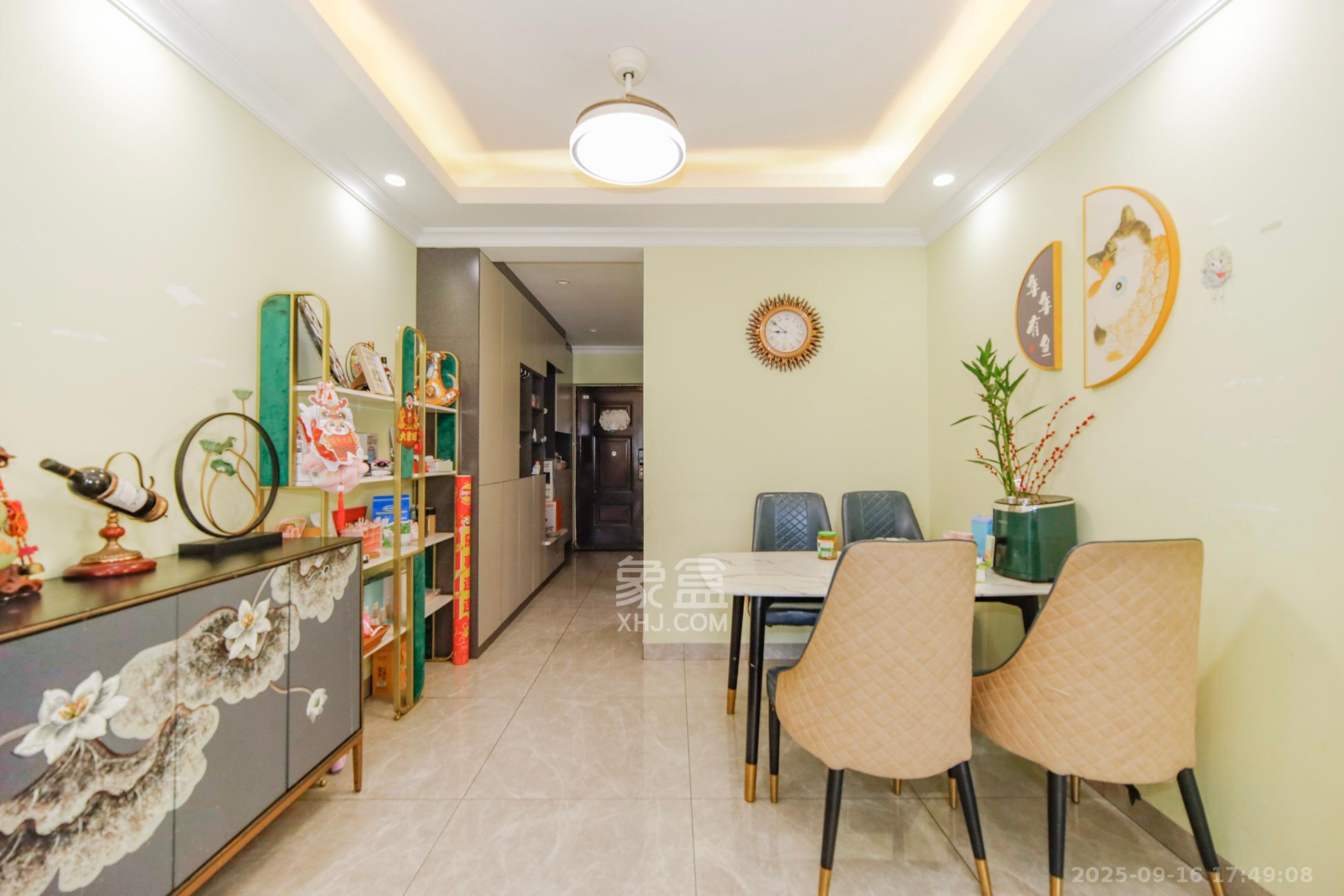 五江天街南区  3室2厅1卫    90.0万客厅