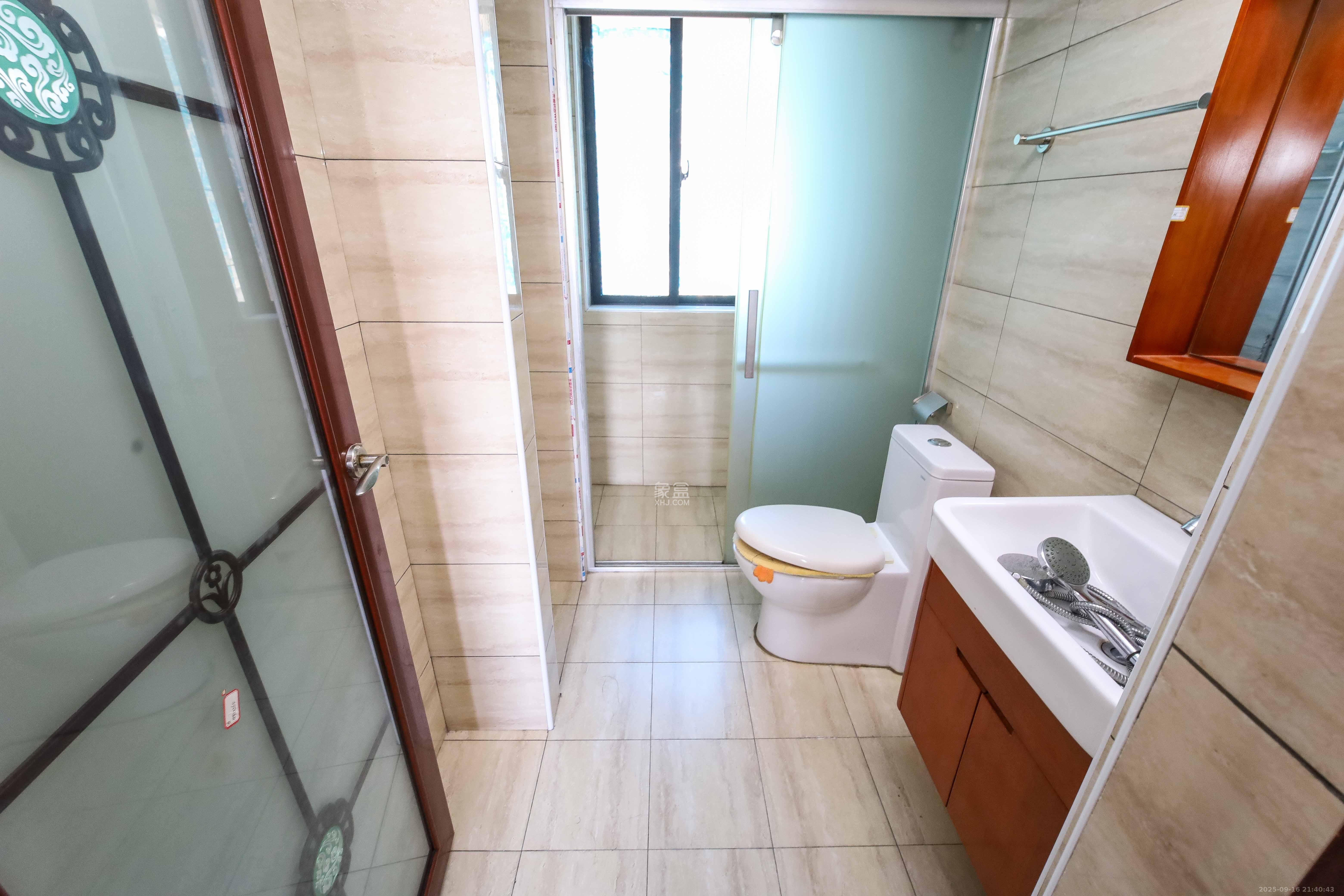 百纳广场(百纳公寓) 3室2厅2卫 122.0万 百纳广场(百纳公寓) 3室2厅2卫 122.0万卫生间