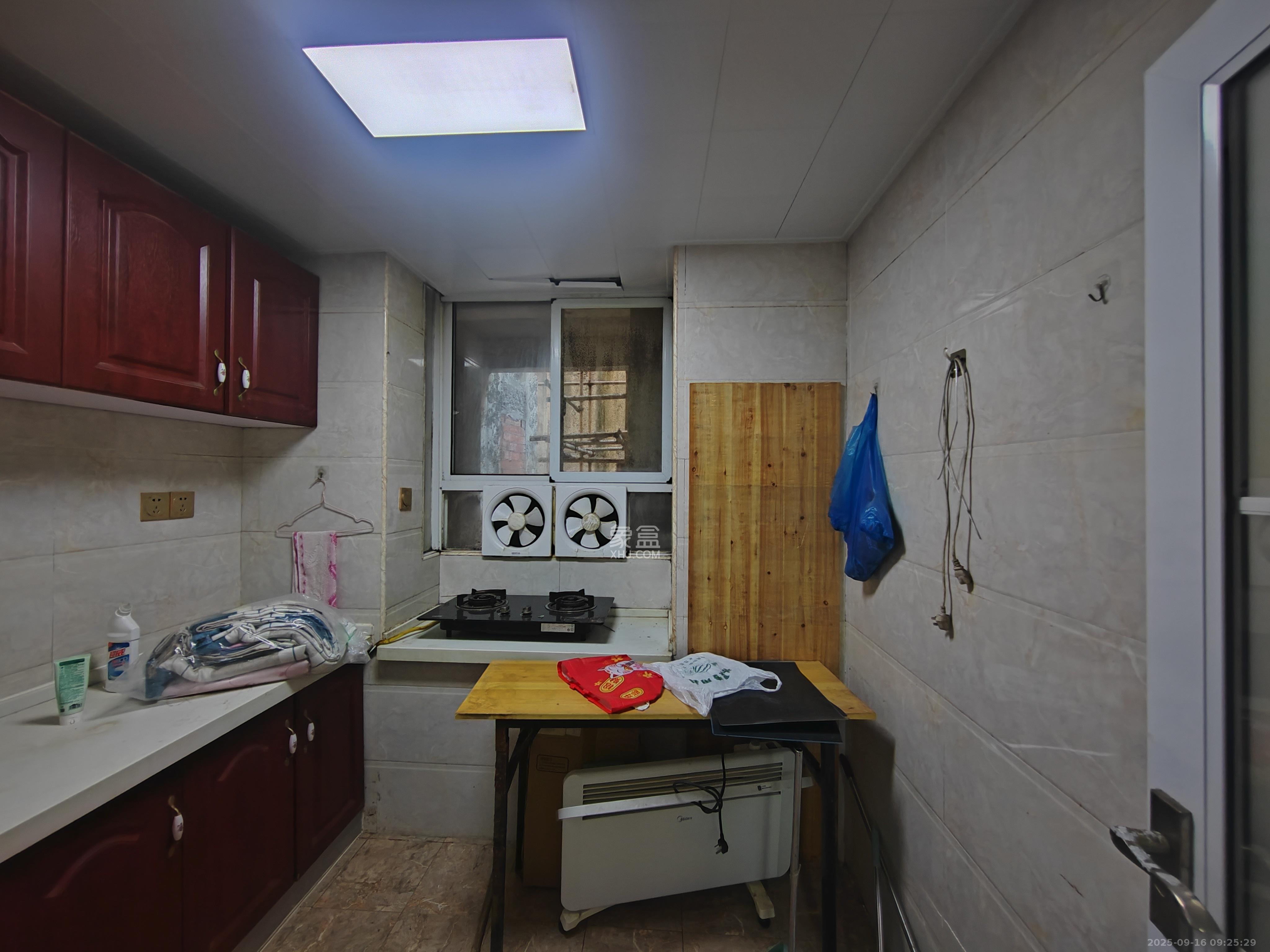 华顺大厦(芙蓉中路) 3室2厅1卫 2300.0元/月 华顺大厦(芙蓉中路) 3室2厅1卫 2300.0元/月室内图