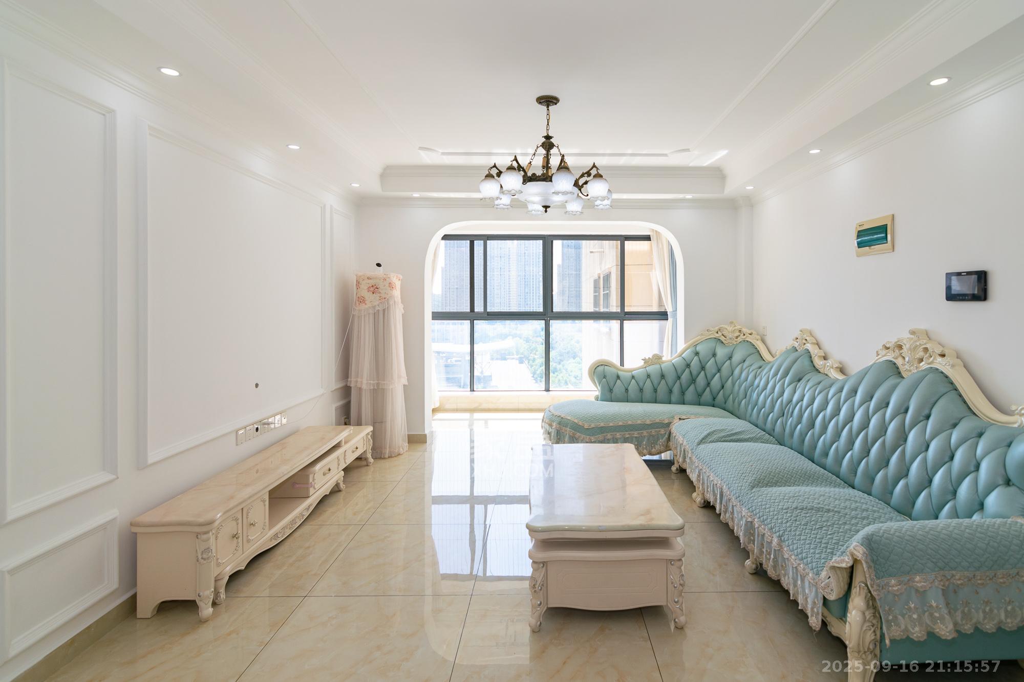 荣盛岳麓峰景 4室2厅2卫 82.0万 荣盛岳麓峰景 4室2厅2卫 82.0万客厅