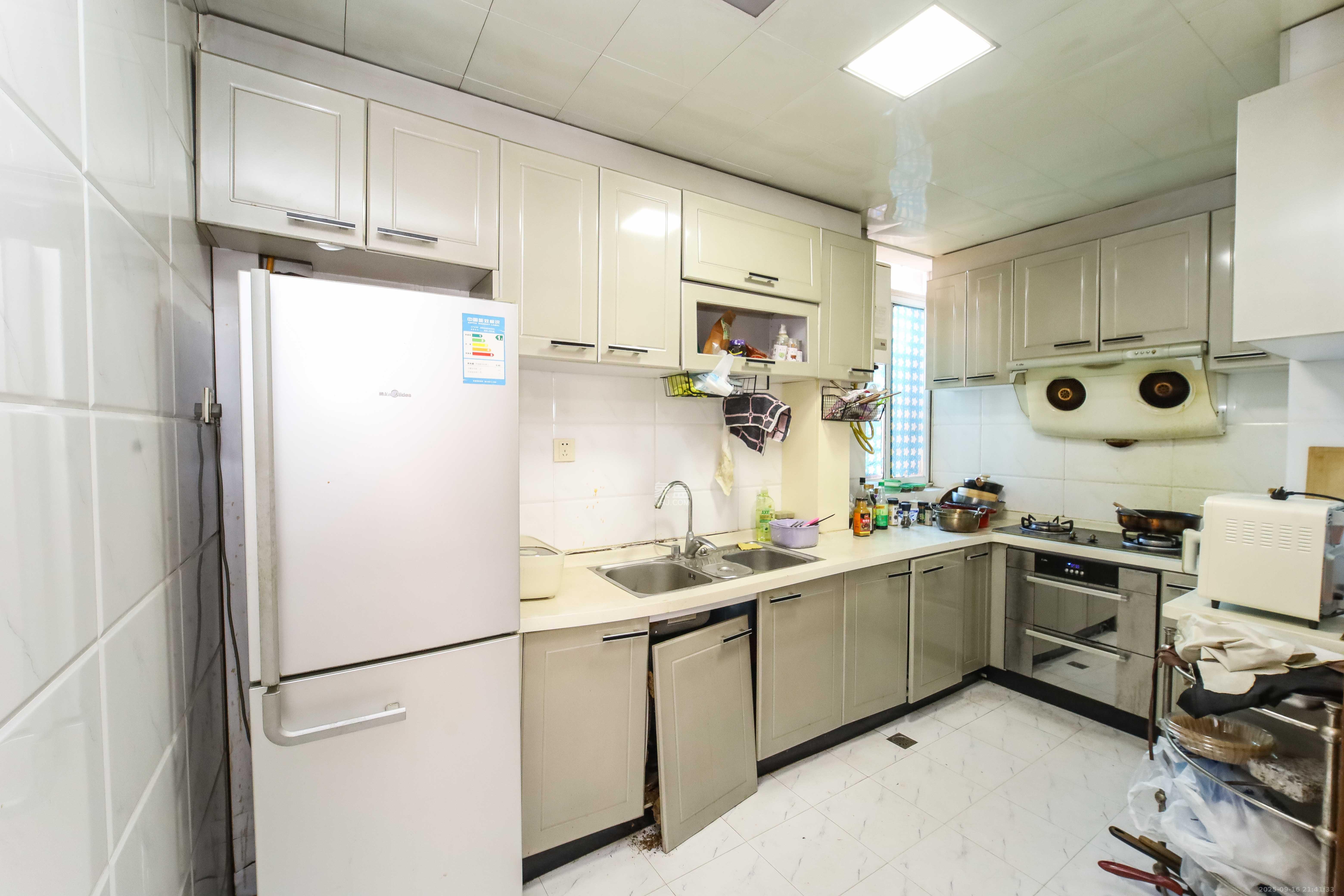 康欣园 3室2厅2卫 88.0万 康欣园 3室2厅2卫 88.0万厨房