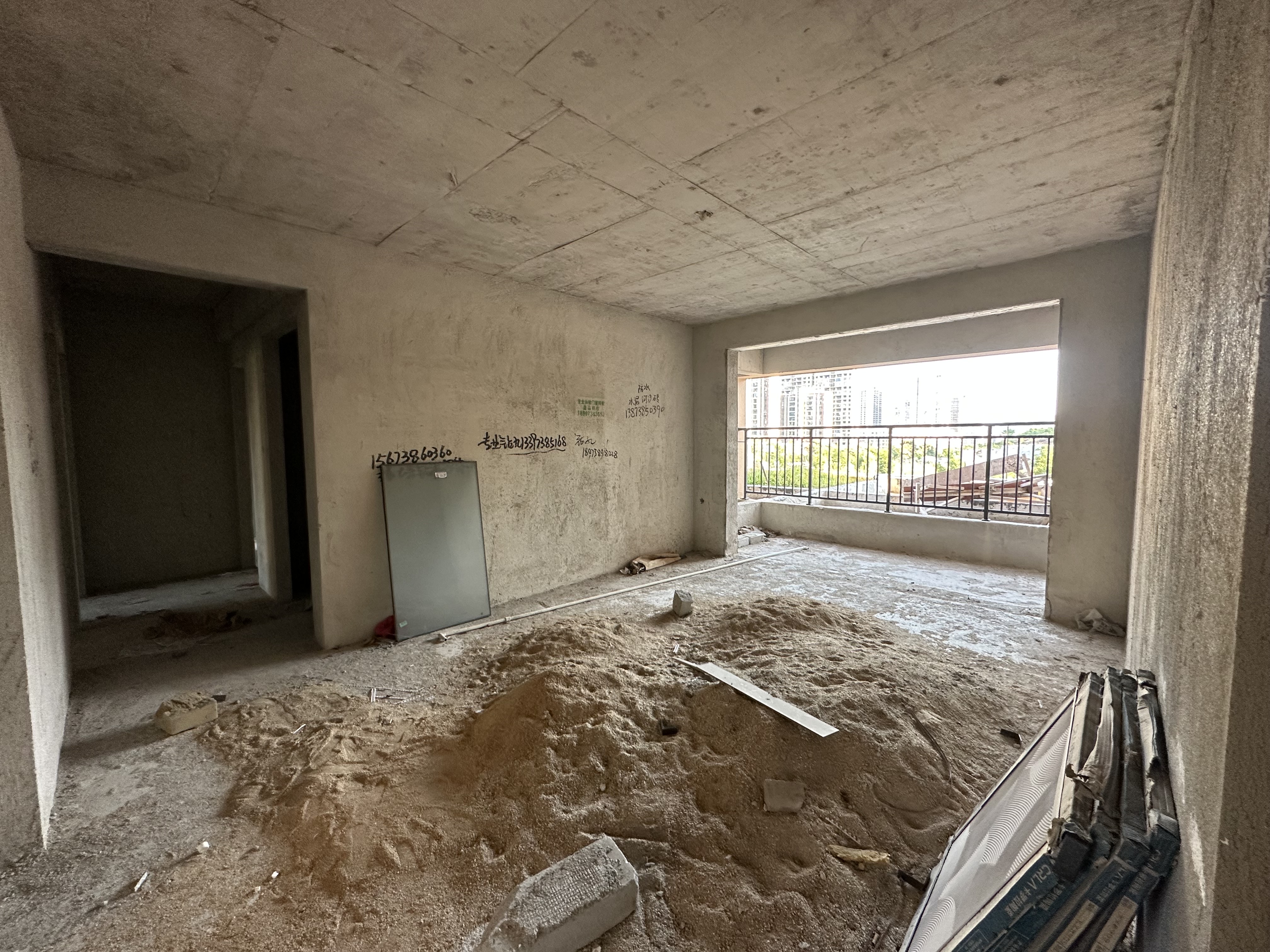 吉鸿花园 3室2厅2卫 65.5万 吉鸿花园 3室2厅2卫 65.5万客厅