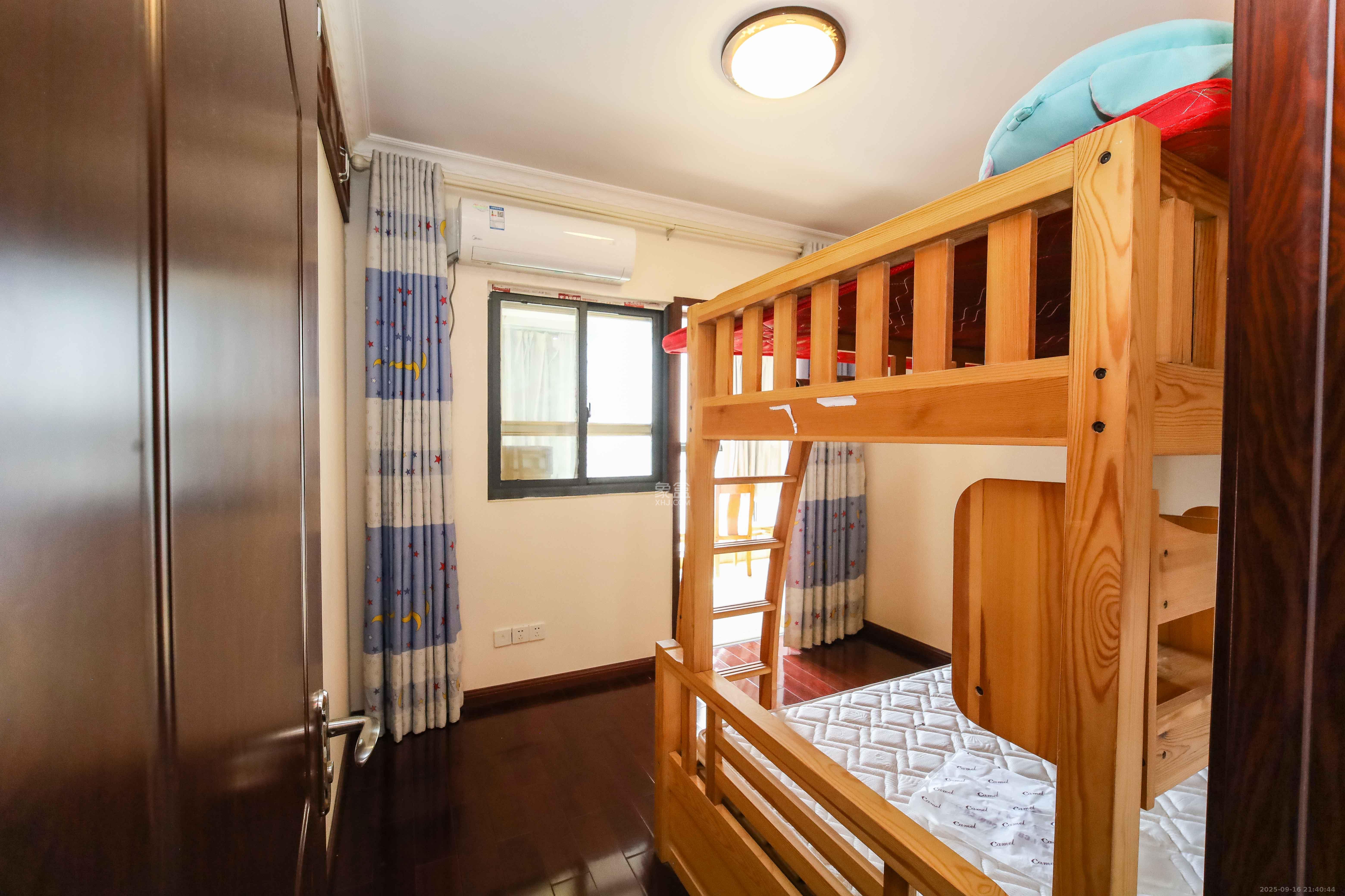 百纳广场(百纳公寓) 3室2厅2卫 122.0万 百纳广场(百纳公寓) 3室2厅2卫 122.0万卧室