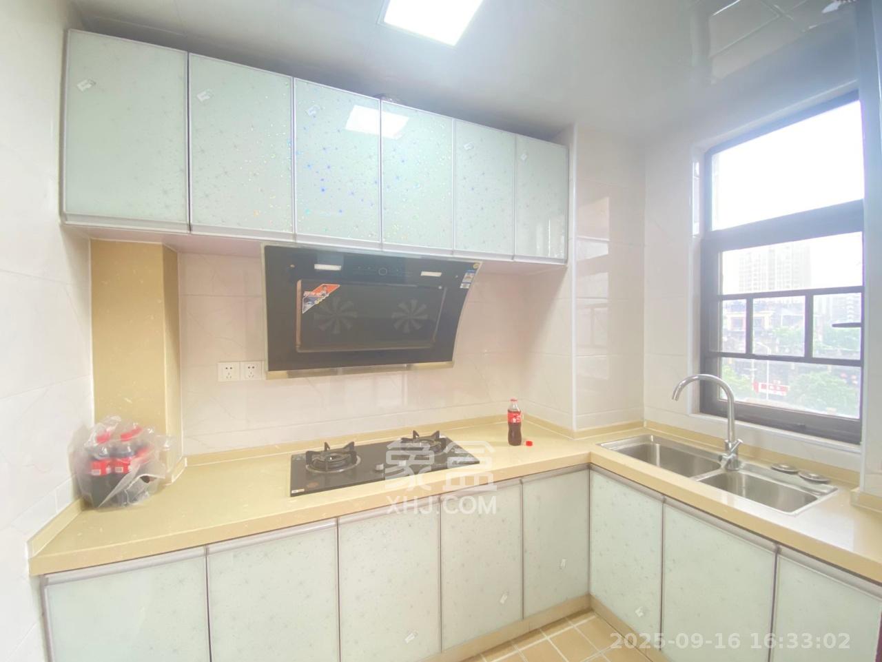 卓越蔚蓝城邦  3室2厅2卫    2100.0元/月室内图