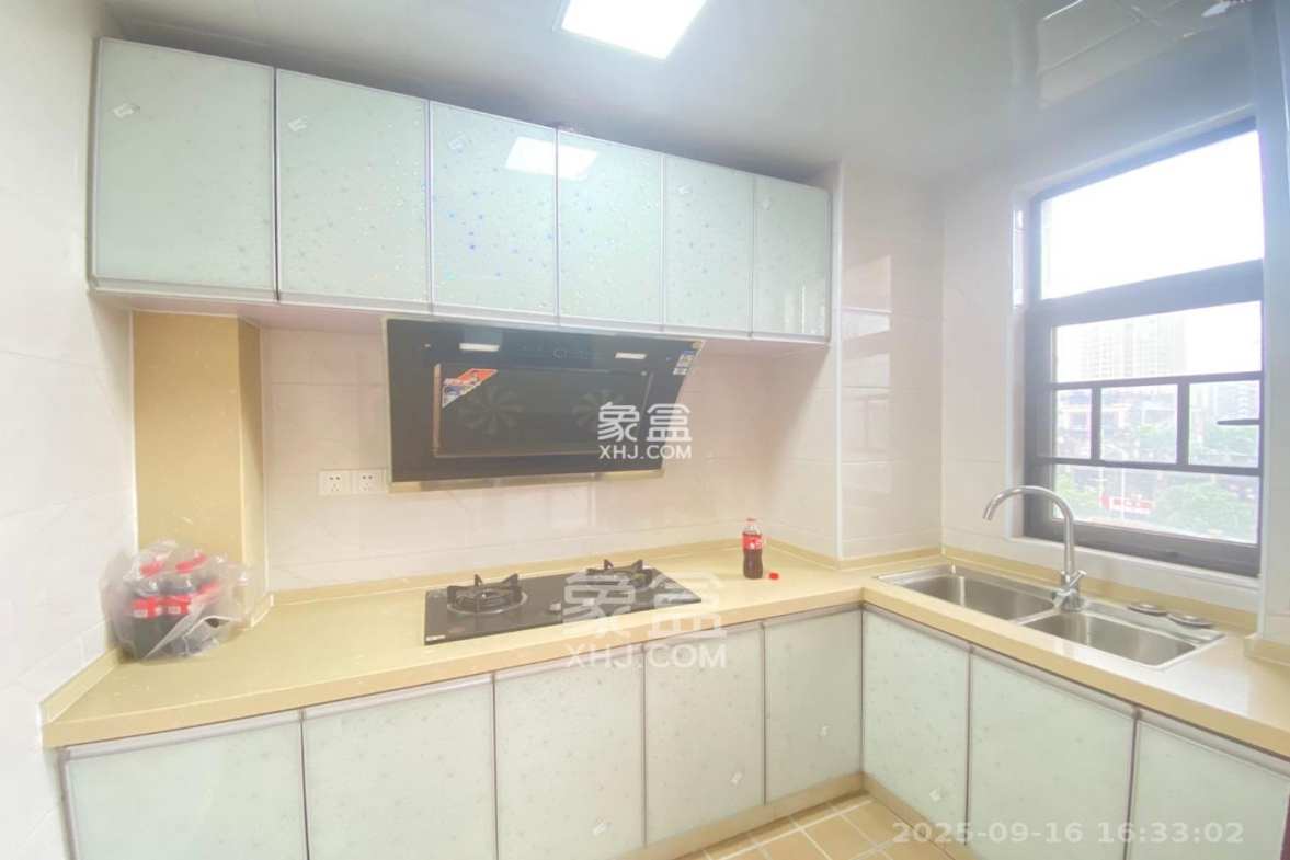 卓越蔚蓝城邦 3室2厅2卫 2100.0元/月 卓越蔚蓝城邦 3室2厅2卫 2100.0元/月室内图