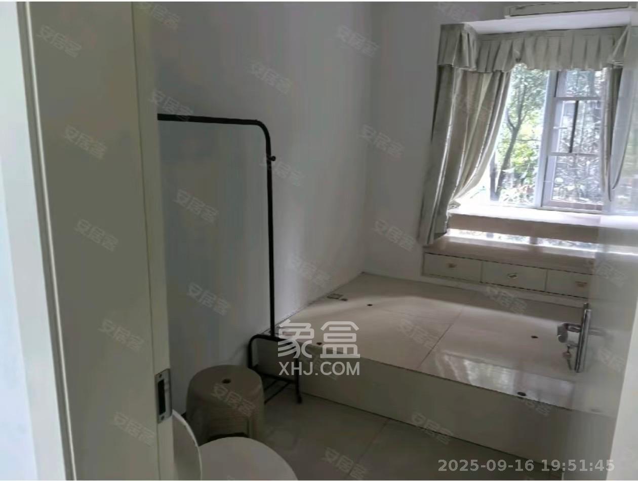 丽发新城  3室2厅1卫    2000.0元/月室内图