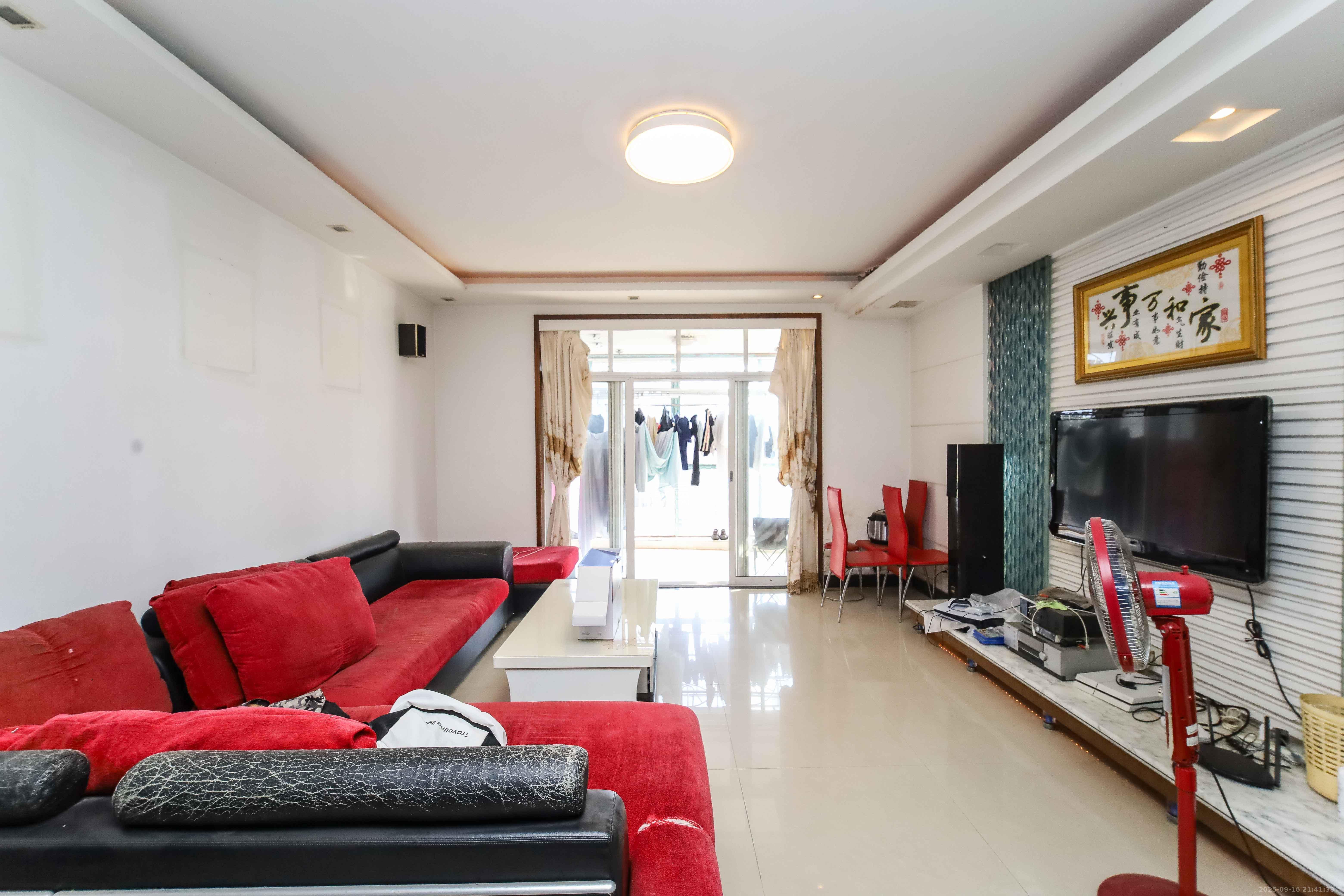 康欣园 3室2厅2卫 88.0万 康欣园 3室2厅2卫 88.0万客厅