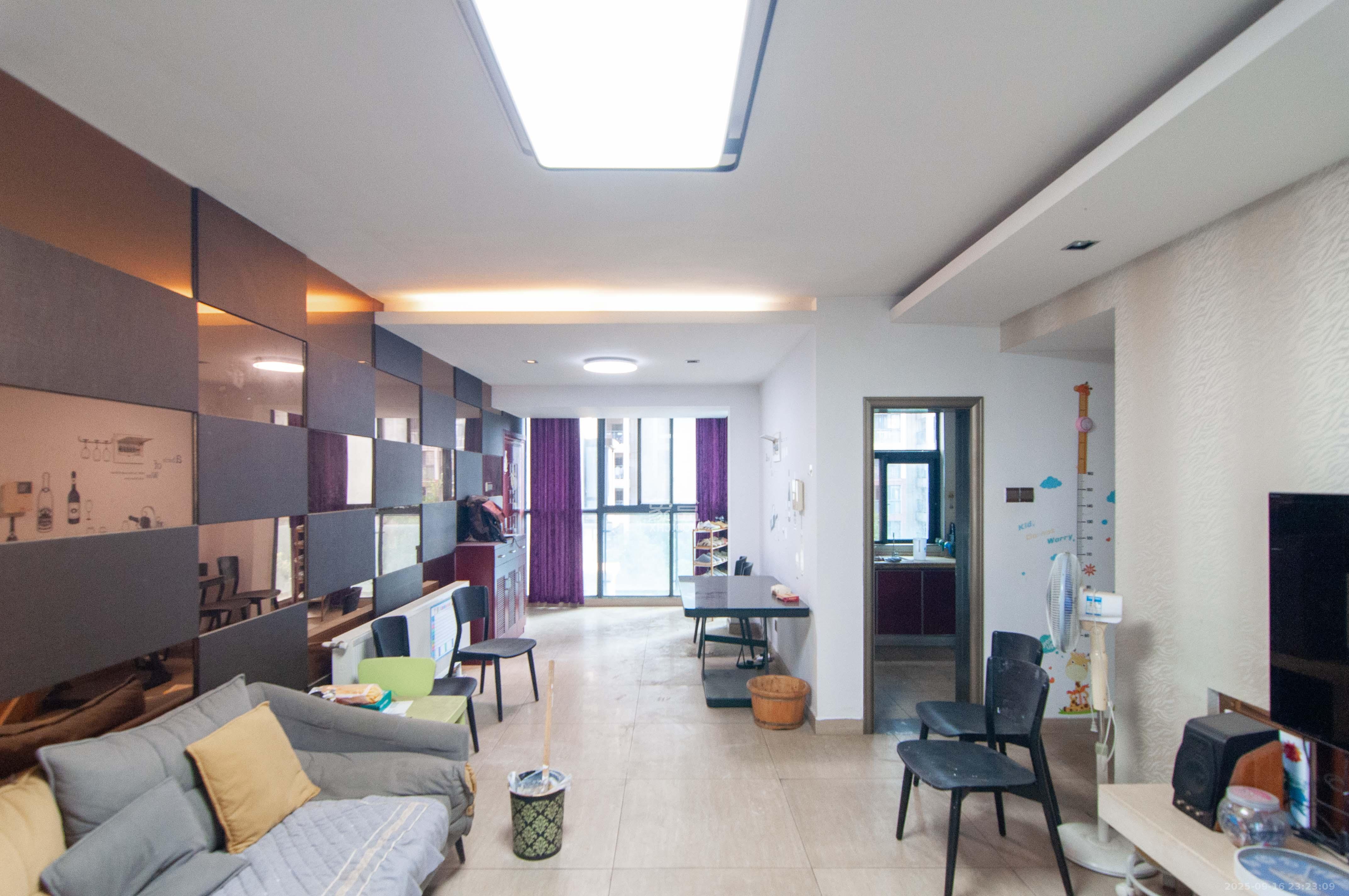 高鑫麓城 3室2厅2卫 139.0万 高鑫麓城 3室2厅2卫 139.0万客厅