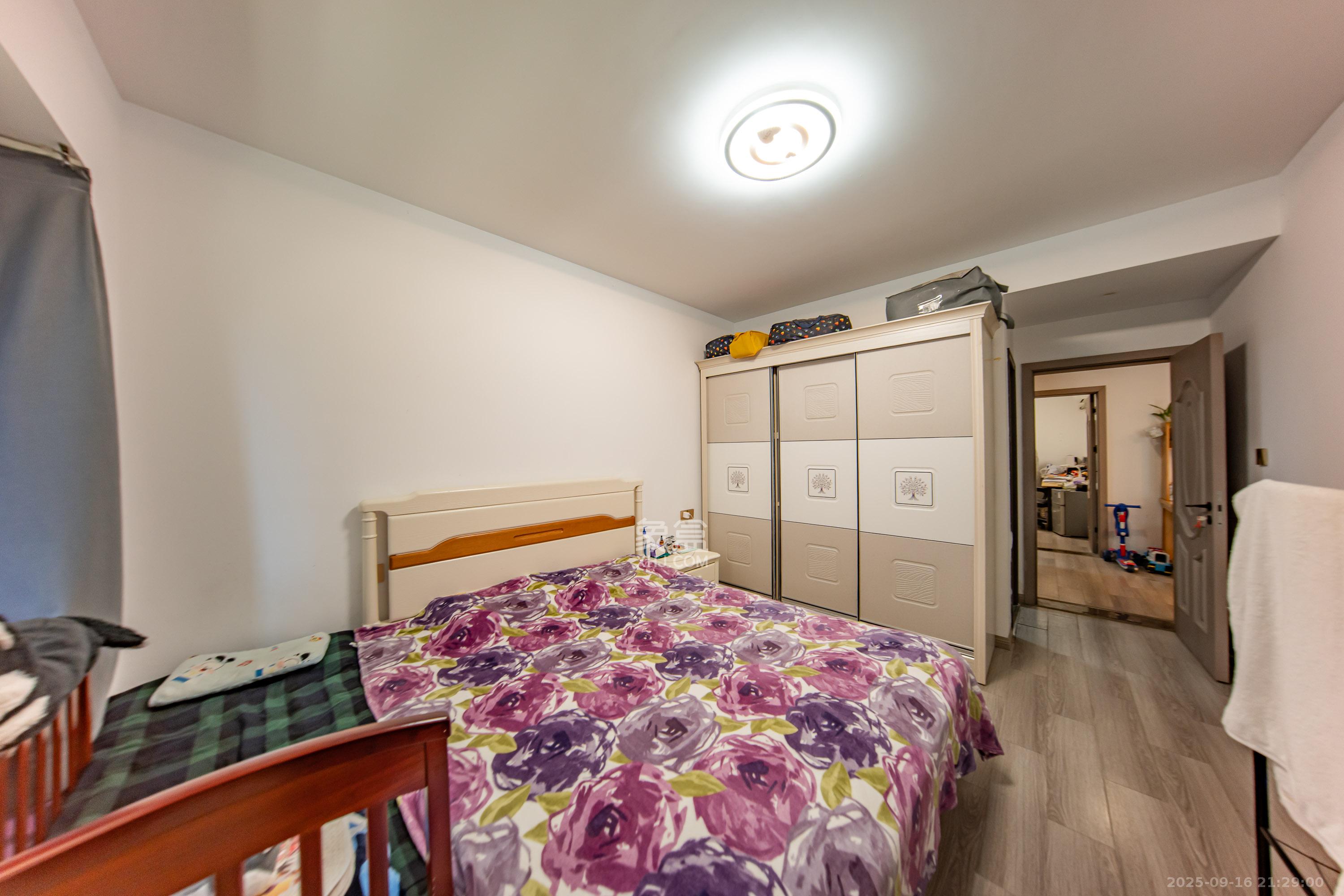 惟泽园  3室2厅2卫    85.0万卧室