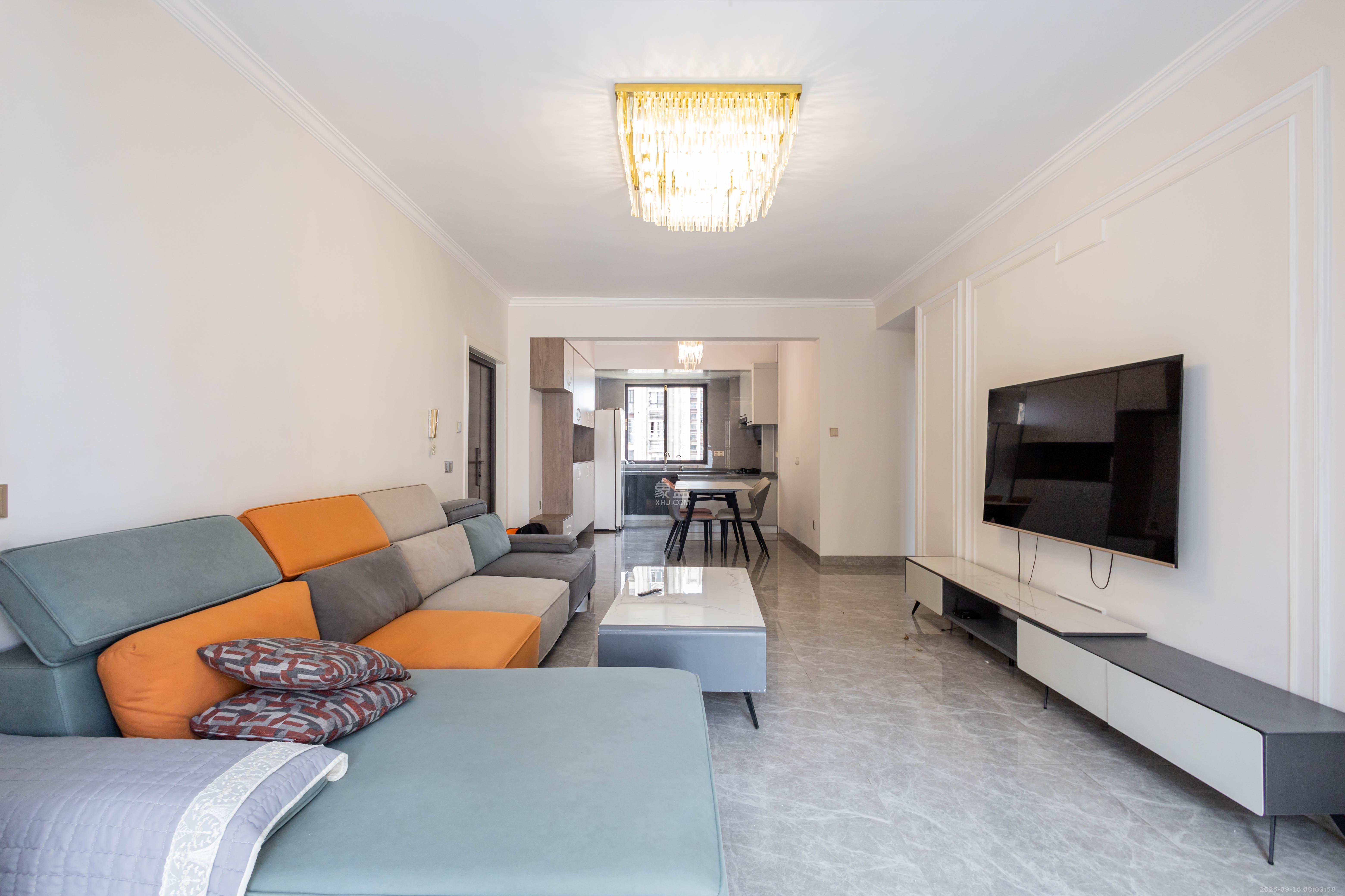 东方美地  4室2厅2卫    109.5万客厅