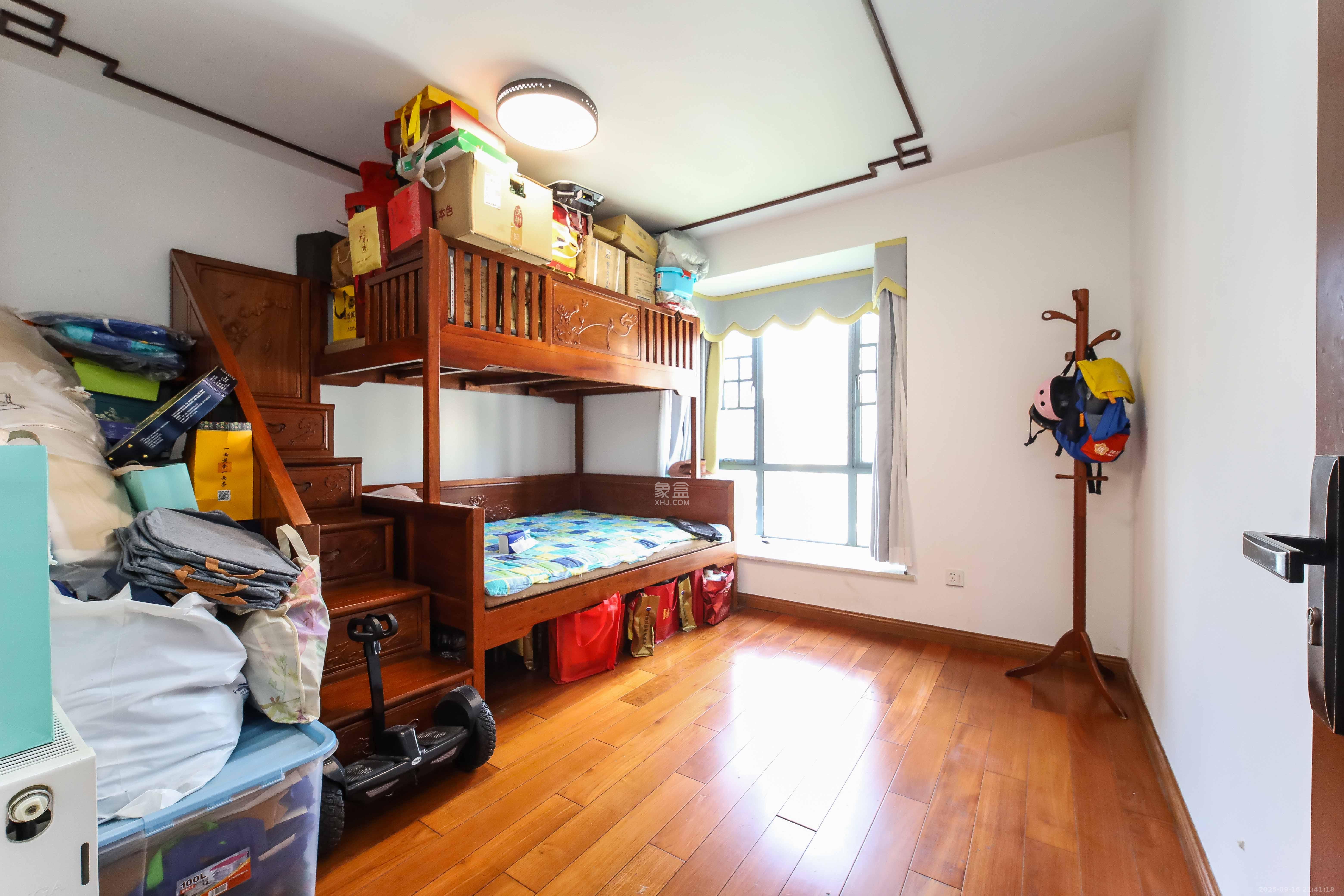 西子花苑 4室2厅2卫 180.0万 西子花苑 4室2厅2卫 180.0万卧室