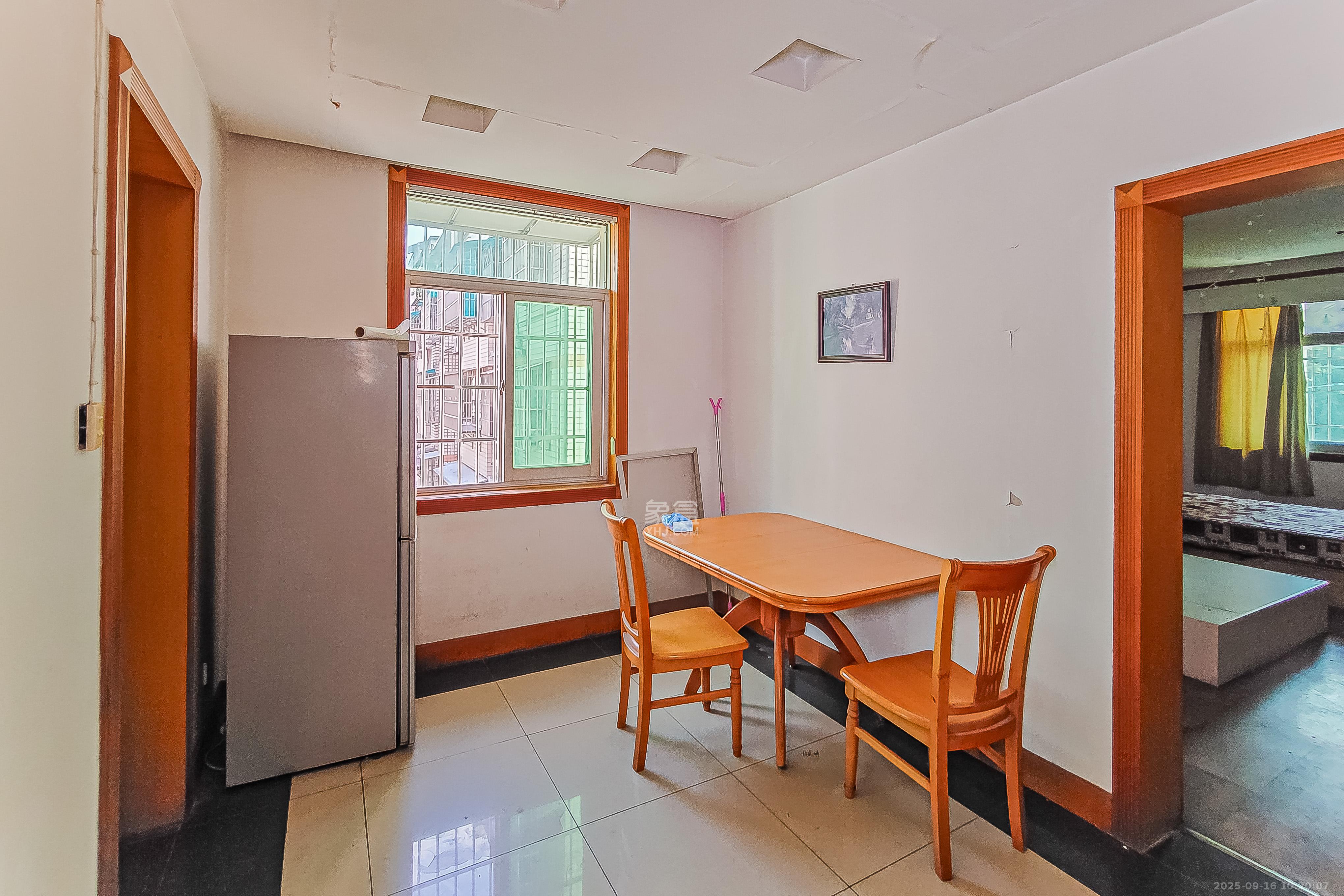 轻化公司宿舍向东南6号（产权南湖路46号）  3室2厅2卫    79.0万客厅