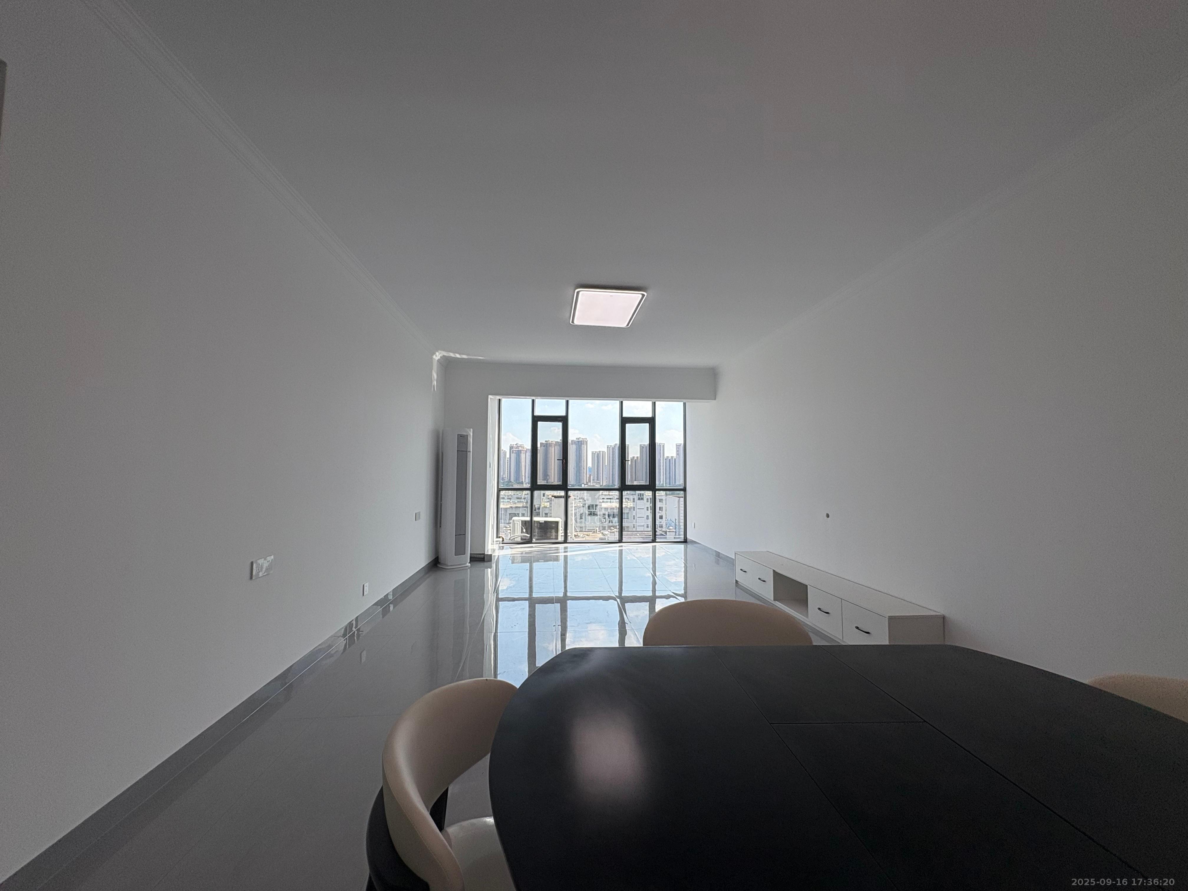 阳光100二期 3室2厅1卫 3000.0元/月 阳光100二期 3室2厅1卫 3000.0元/月室内图