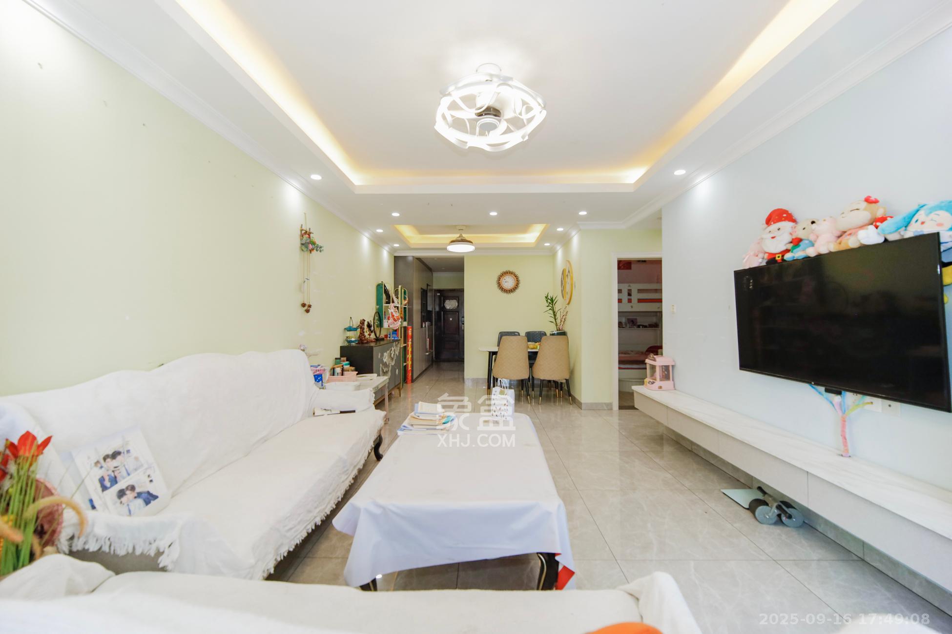 五江天街南区  3室2厅1卫    90.0万客厅