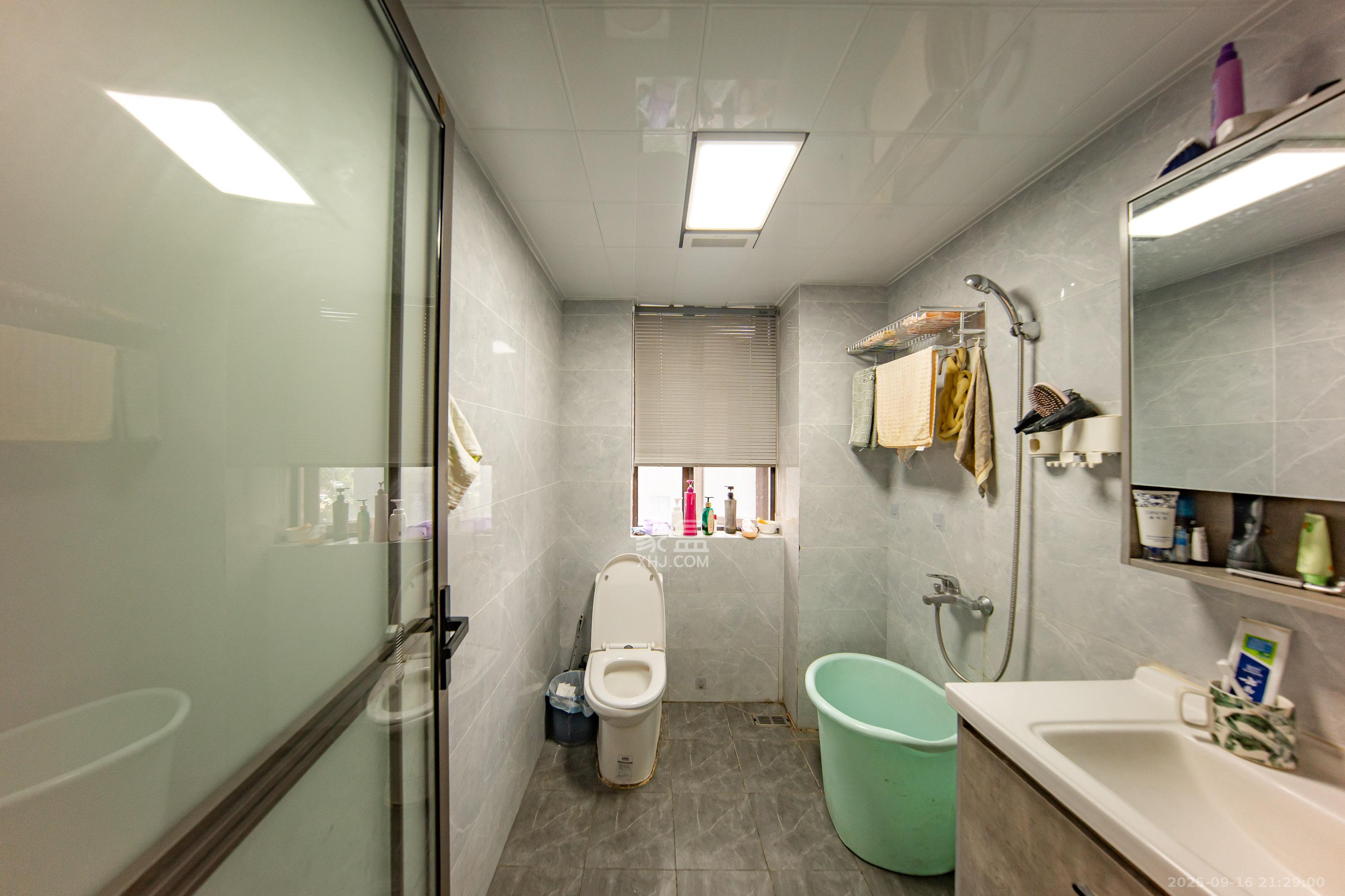 惟泽园  3室2厅2卫    85.0万卫生间