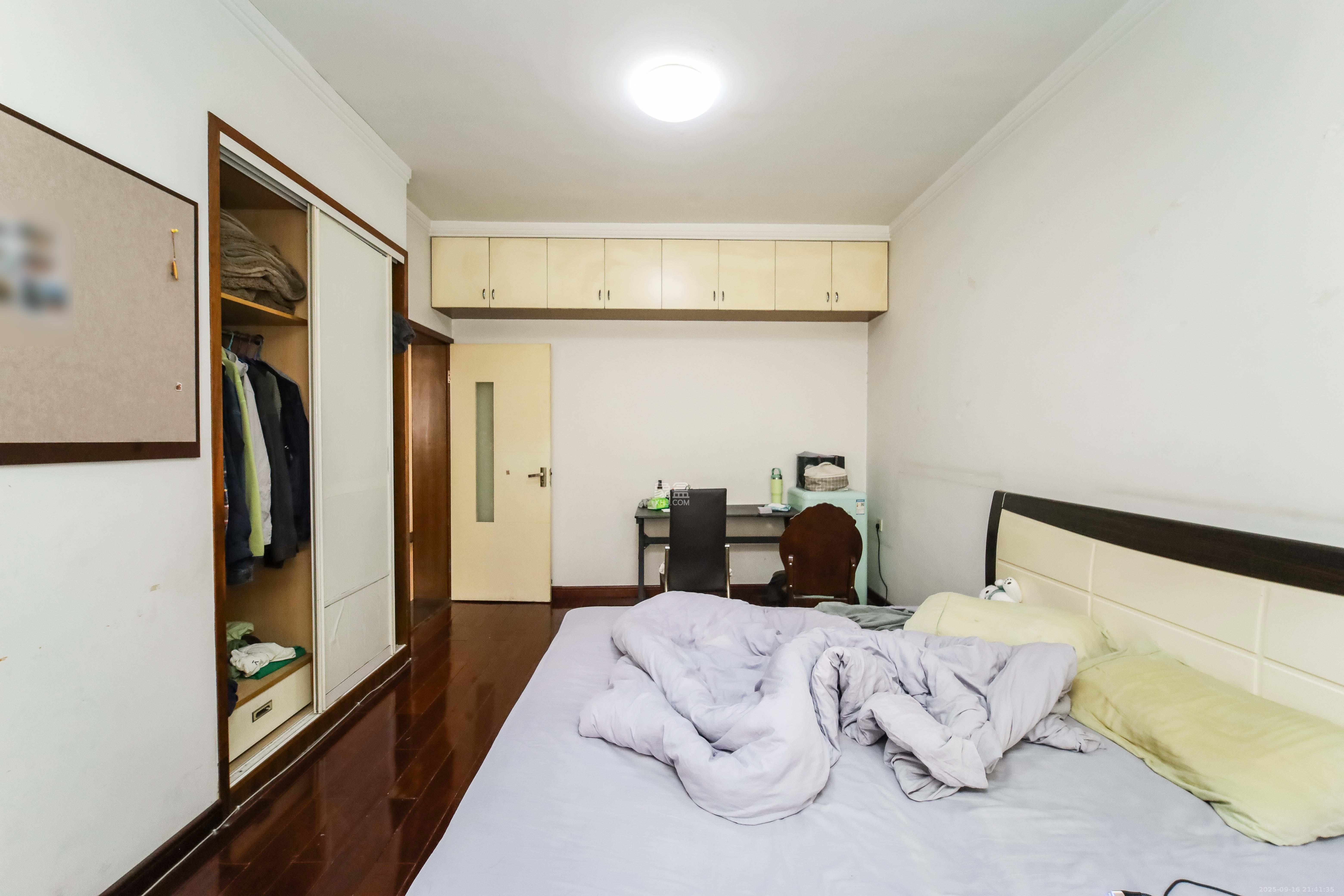 康欣园 3室2厅2卫 88.0万 康欣园 3室2厅2卫 88.0万卧室