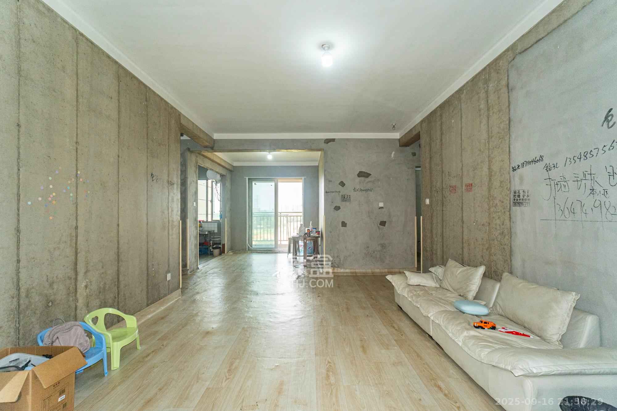 湘域芯城二期  3室2厅2卫    94.8万客厅